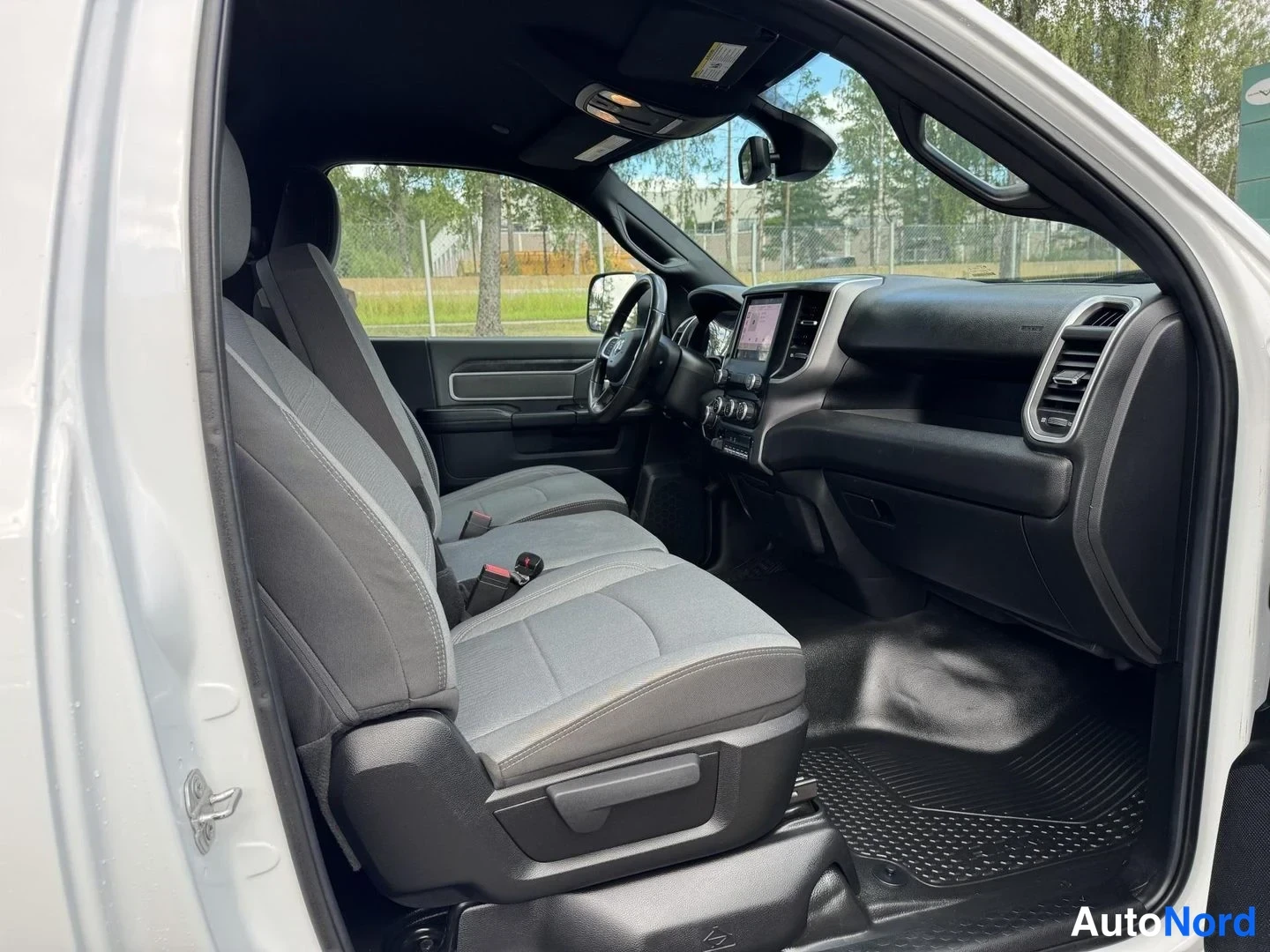 Valkoinen Dodge Ram 3500 2022, ohjaamo, kuva 13