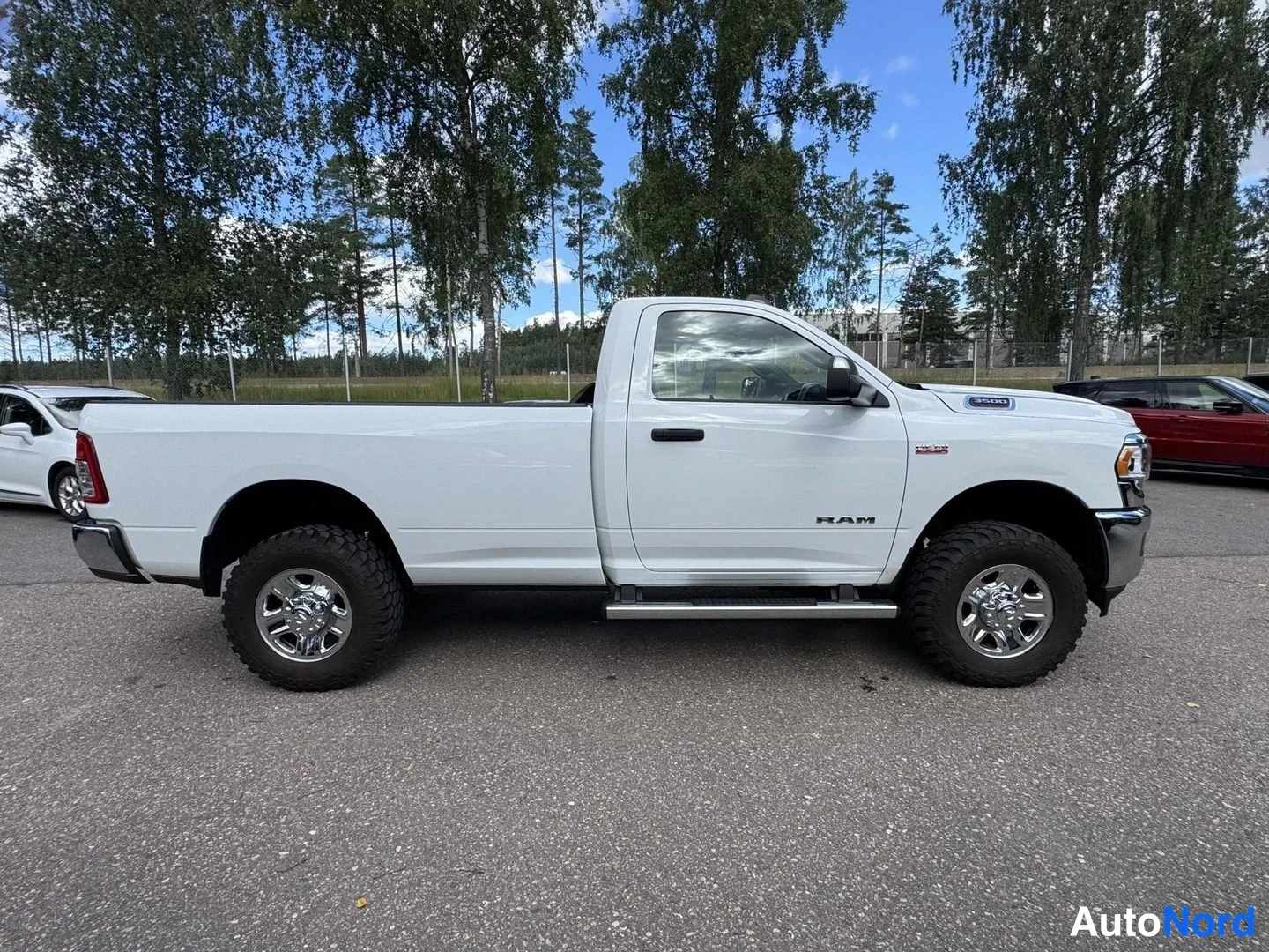 Valkoinen Dodge Ram 3500 2022, sivulta, kuva 5