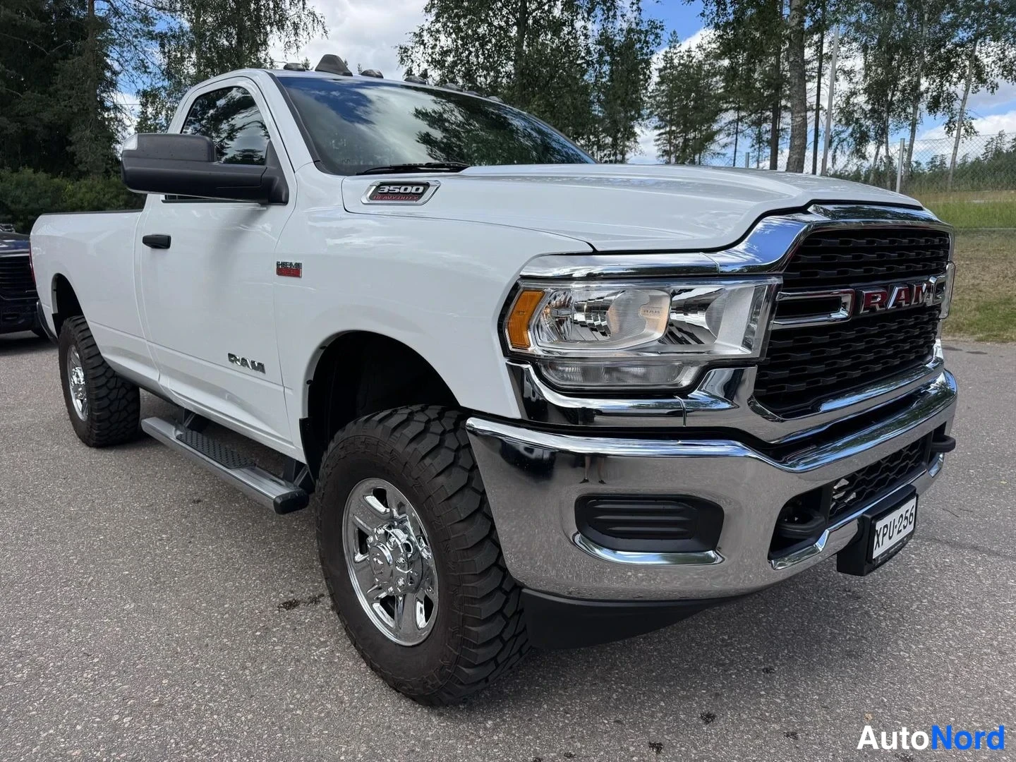 Valkoinen Dodge Ram 3500 2022, etuviisto, keula oikealle, kuva 2