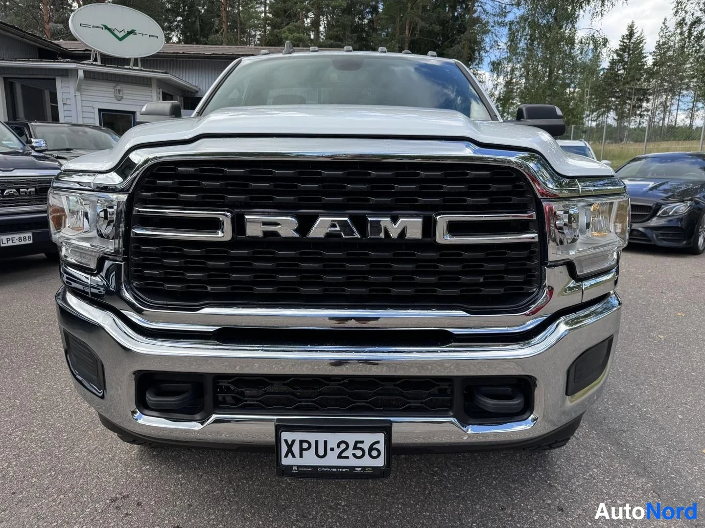 Valkoinen Dodge Ram 3500 2022, edestä, kuva 3