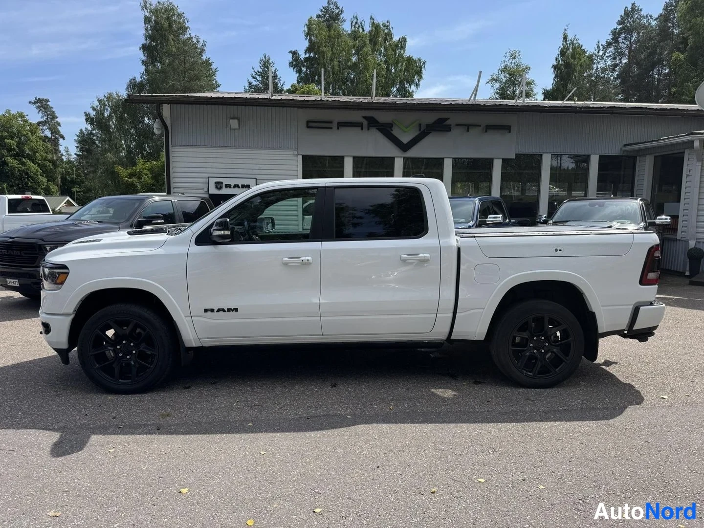 Valkoinen Dodge Ram 1500 2021, etuviisto, keula vasemmalle, kuva 2