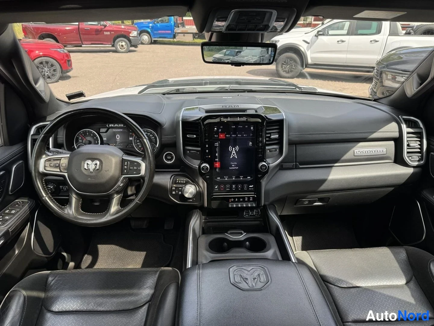 Valkoinen Dodge Ram 1500 2021, ohjaamo, kuva 12