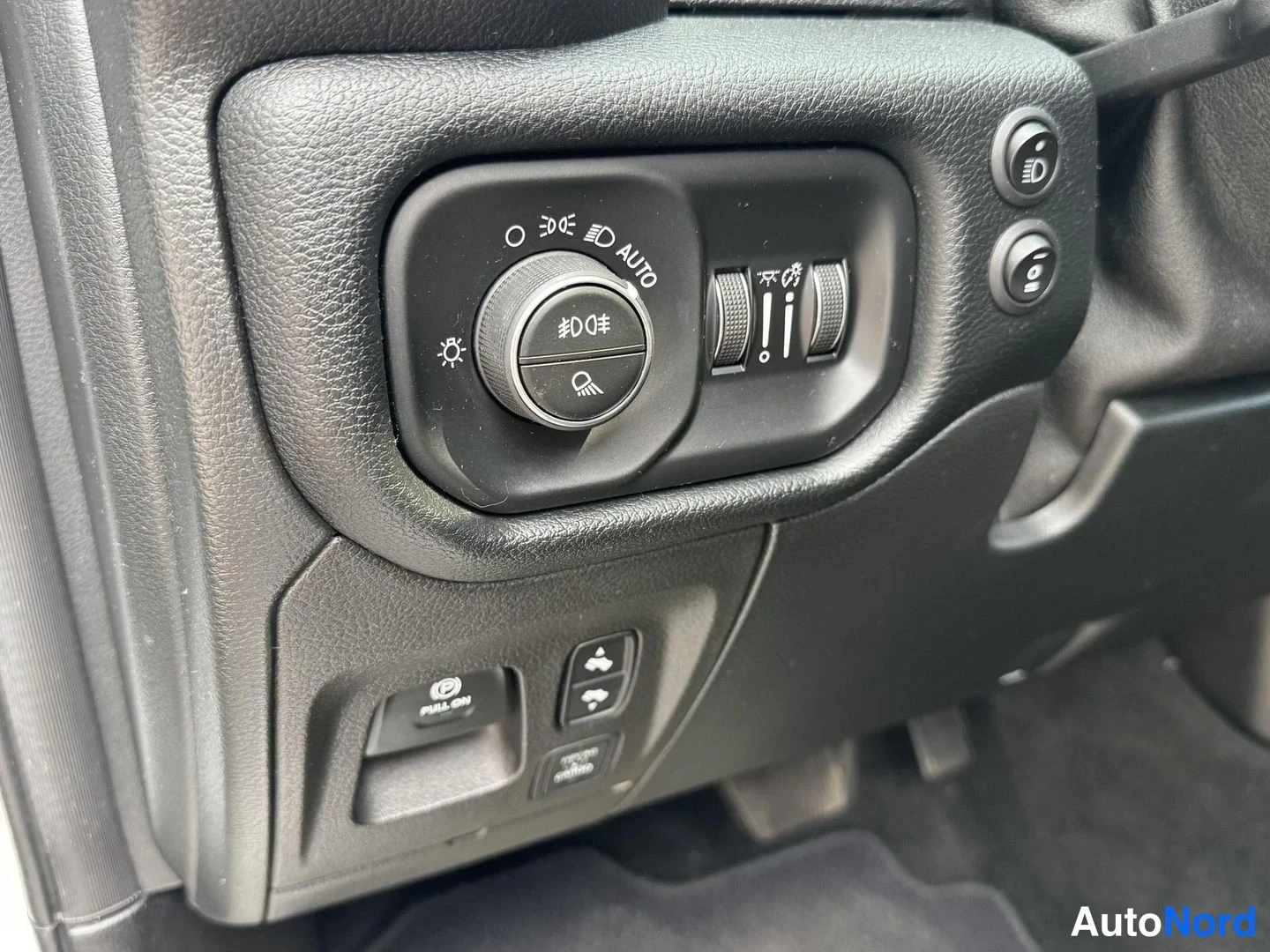 Valkoinen Dodge Ram 1500 2021, yksityiskohta, kuva 22