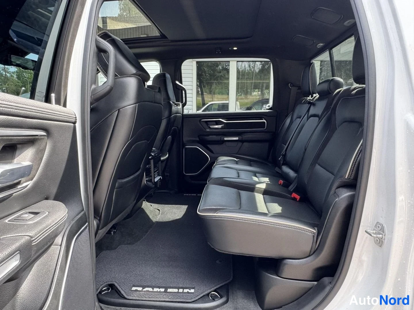 Valkoinen Dodge Ram 1500 2021, takaistuimet, kuva 17