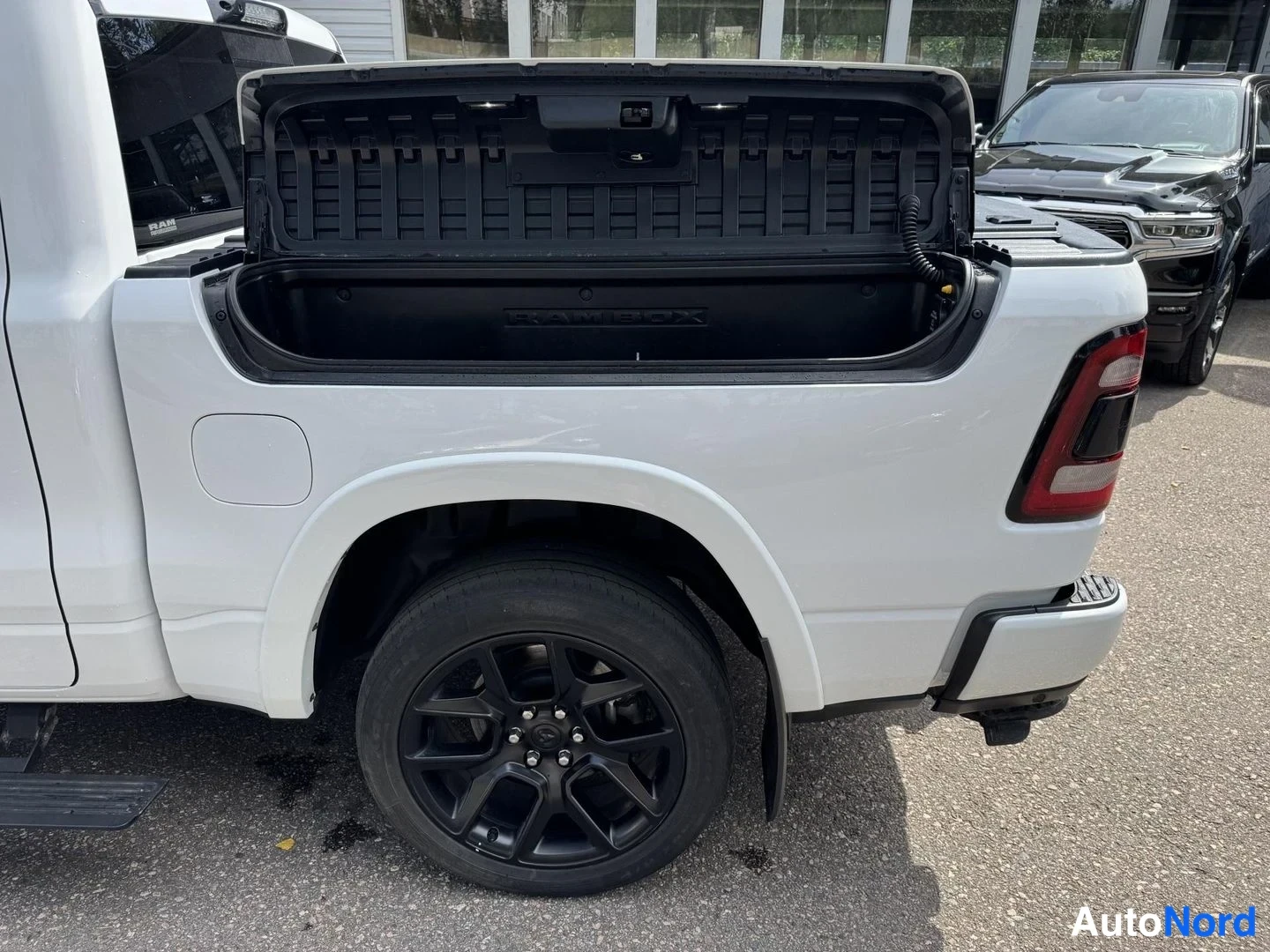 Valkoinen Dodge Ram 1500 2021, takaviisto, kuva 8