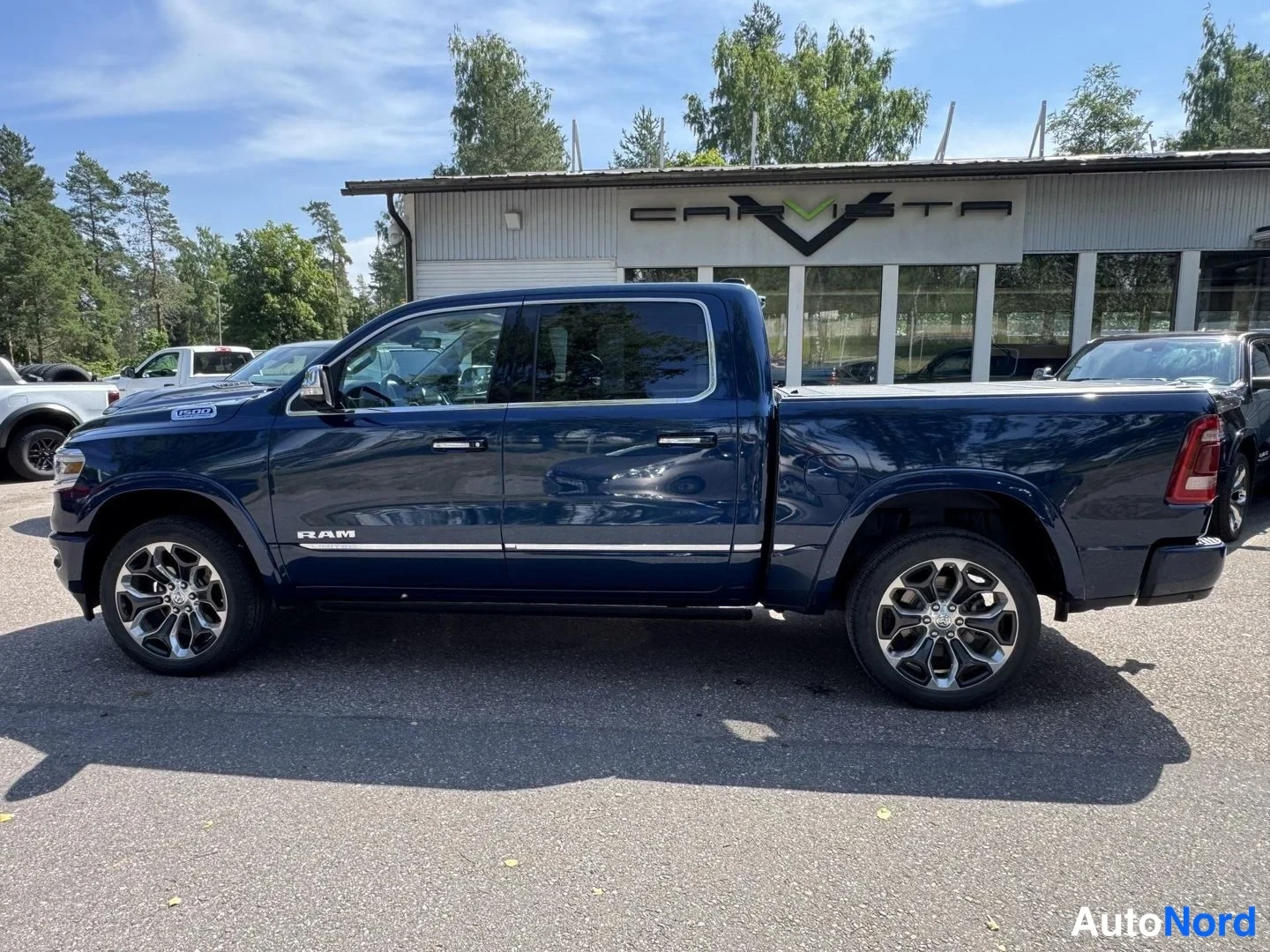 Sininen Dodge Ram 1500 2023, takaviisto, kuva 5