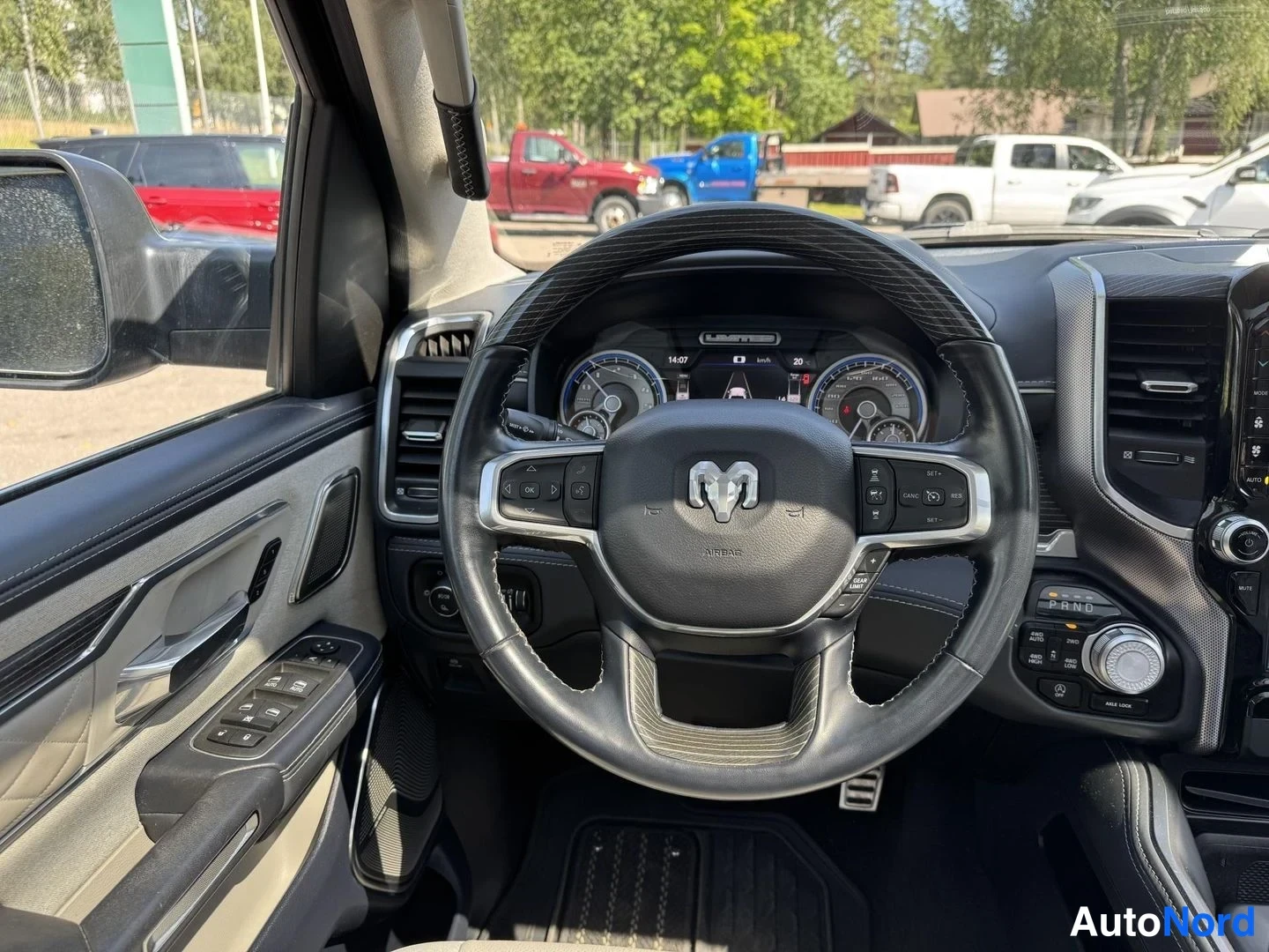 Sininen Dodge Ram 1500 2023, ohjaamo, kuva 14