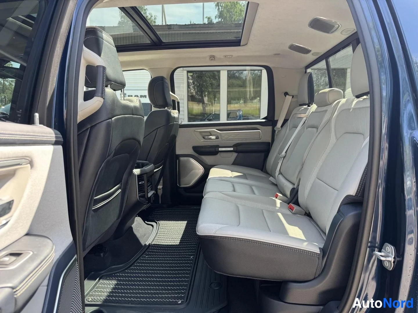 Sininen Dodge Ram 1500 2023, takaistuimet, kuva 21
