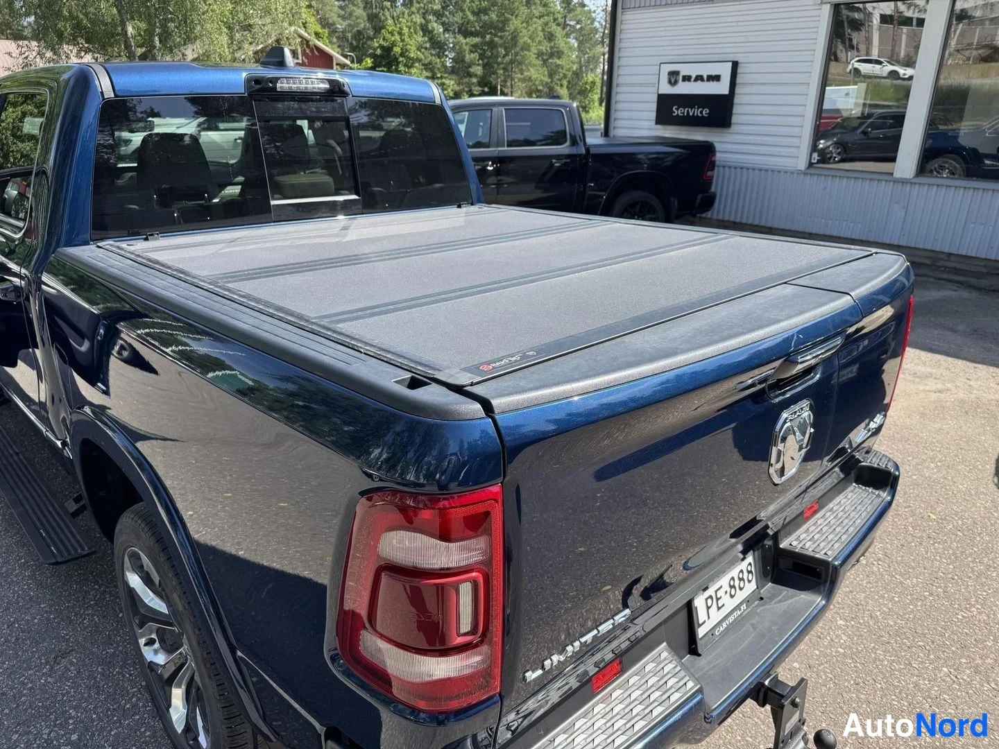 Sininen Dodge Ram 1500 2023, takaviisto, kuva 8