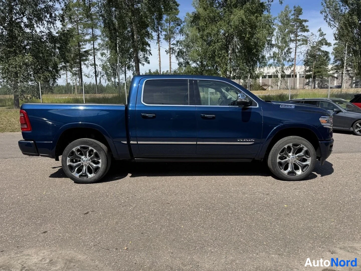 Sininen Dodge Ram 1500 2023, sivulta, kuva 4
