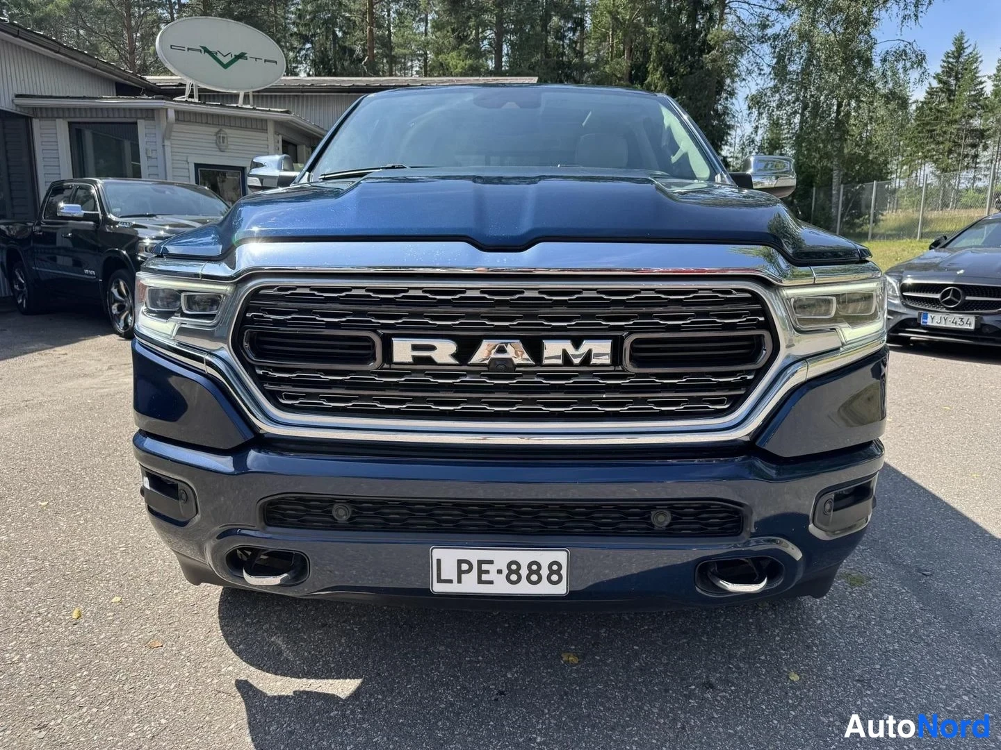 Sininen Dodge Ram 1500 2023, edestä, kuva 3