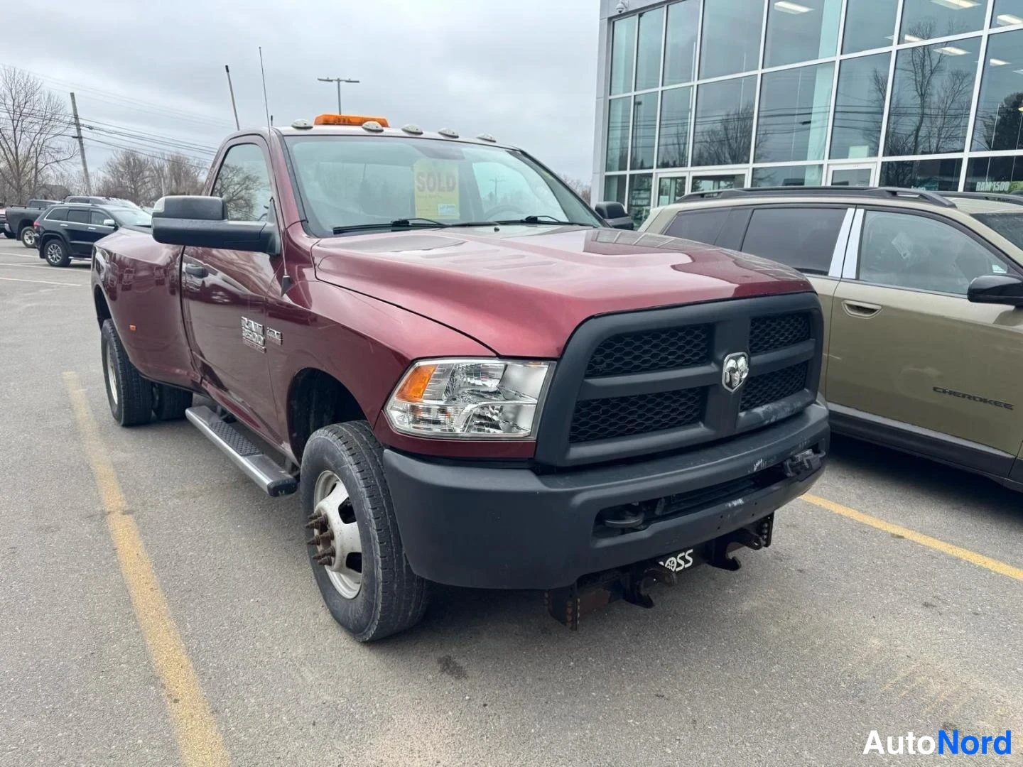Punainen Dodge Ram 3500 2018, etuviisto, keula oikealle, kuva 4