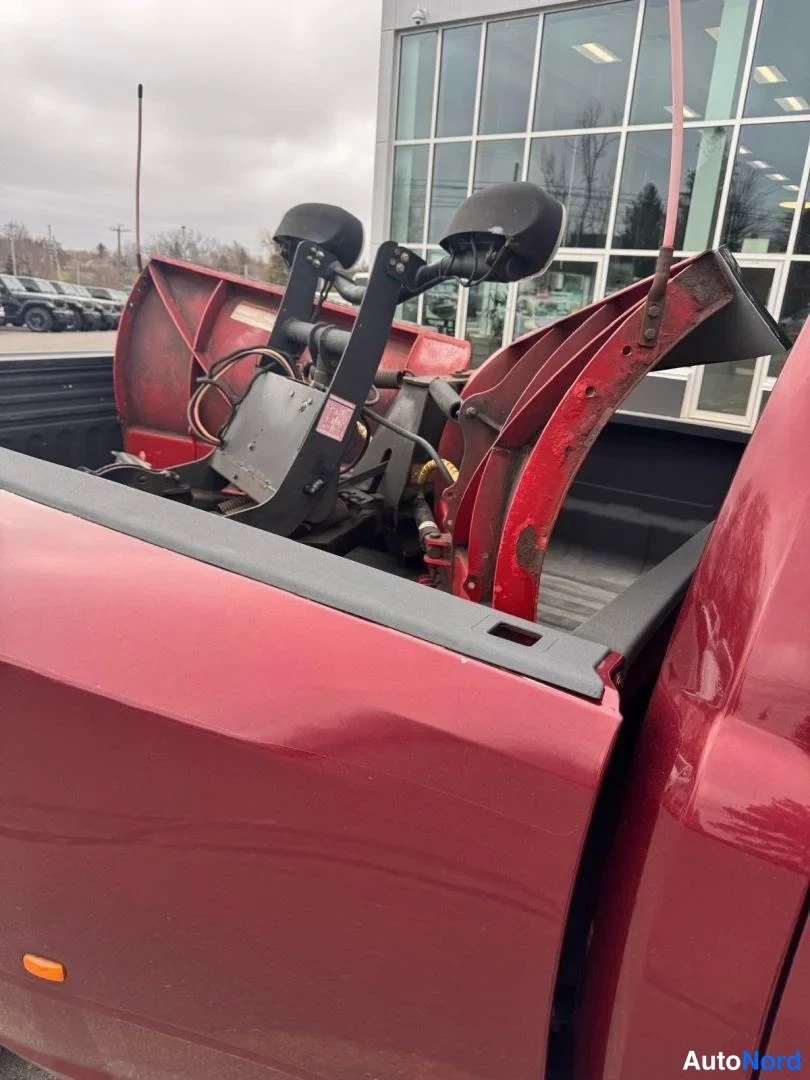 Punainen Dodge Ram 3500 2018, tavaratila, kuva 11