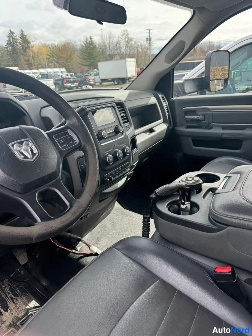 Punainen Dodge Ram 3500 2018, ohjaamo, kuva 9
