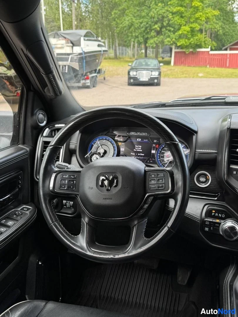 Harmaa Dodge Ram 3500 2022, ohjaamo, kuva 9