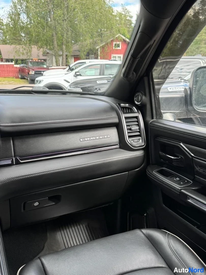 Harmaa Dodge Ram 3500 2022, ohjaamo, kuva 10