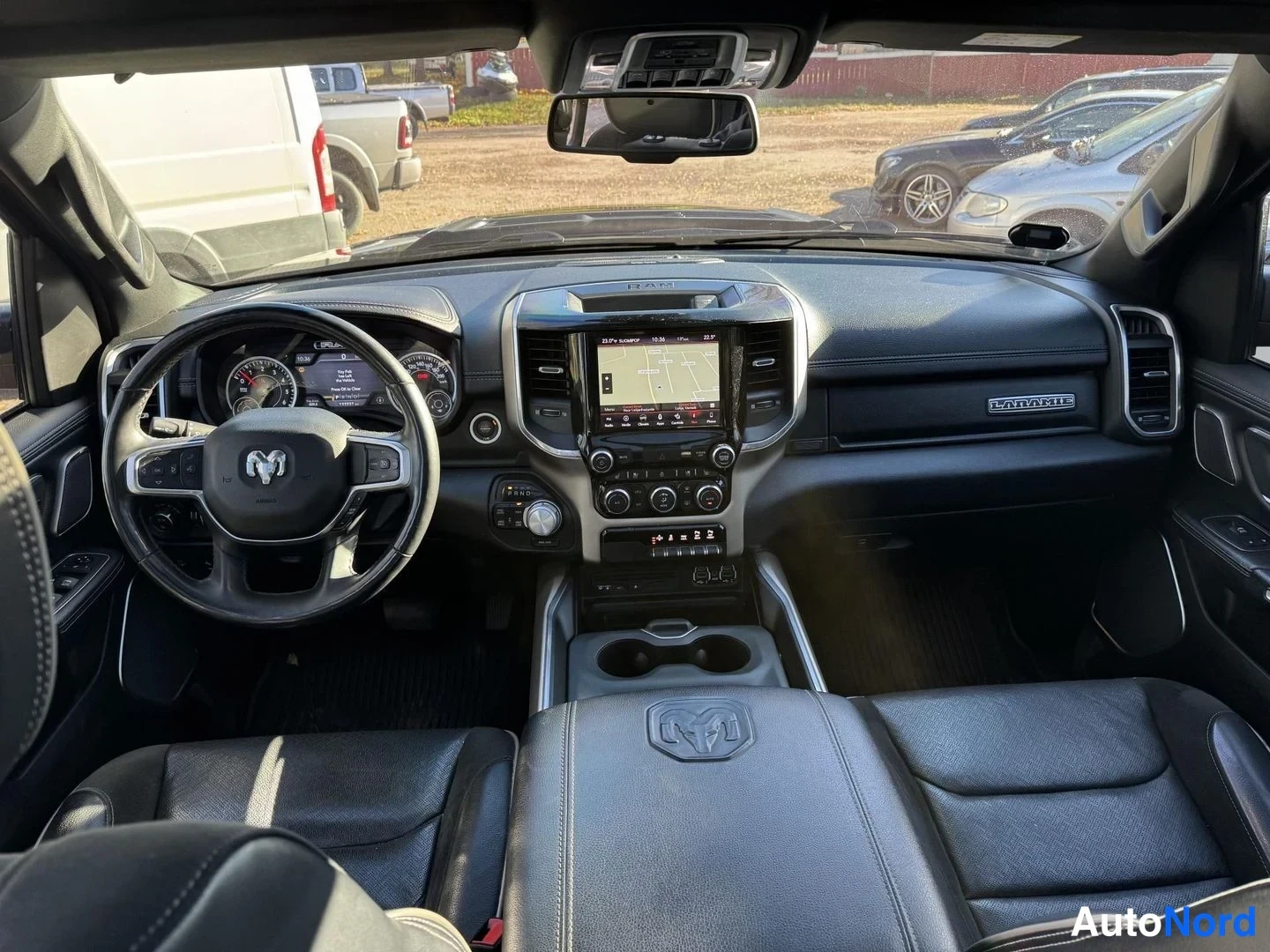 Harmaa Dodge Ram 1500 2019, ohjaamo, kuva 10
