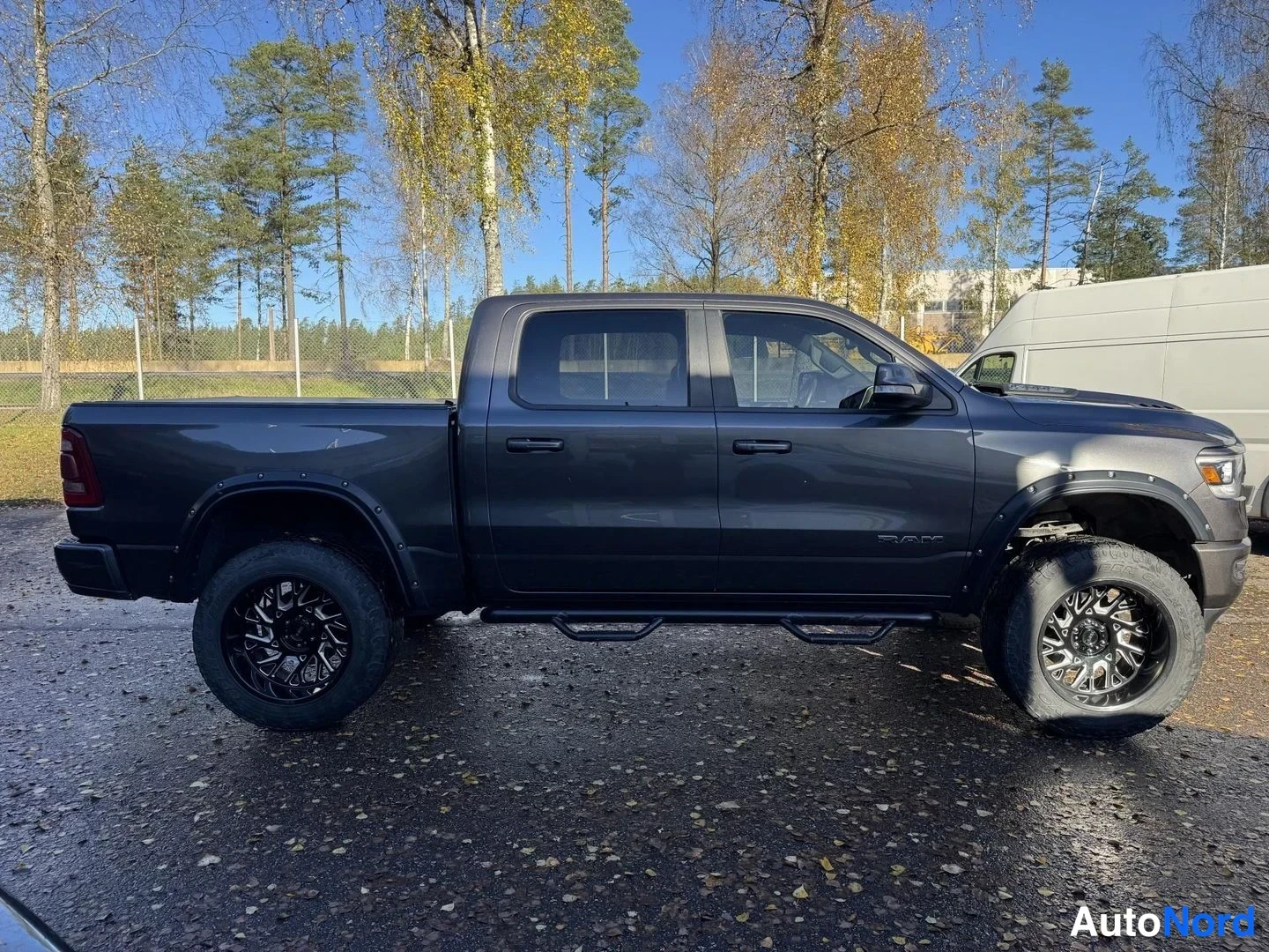 Harmaa Dodge Ram 1500 2019, sivulta, kuva 4