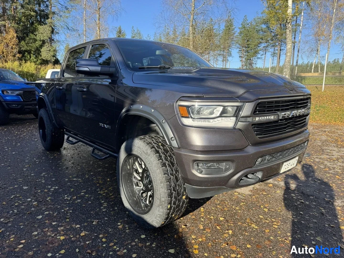 Harmaa Dodge Ram 1500 2019, etuviisto, keula oikealle, kuva 2