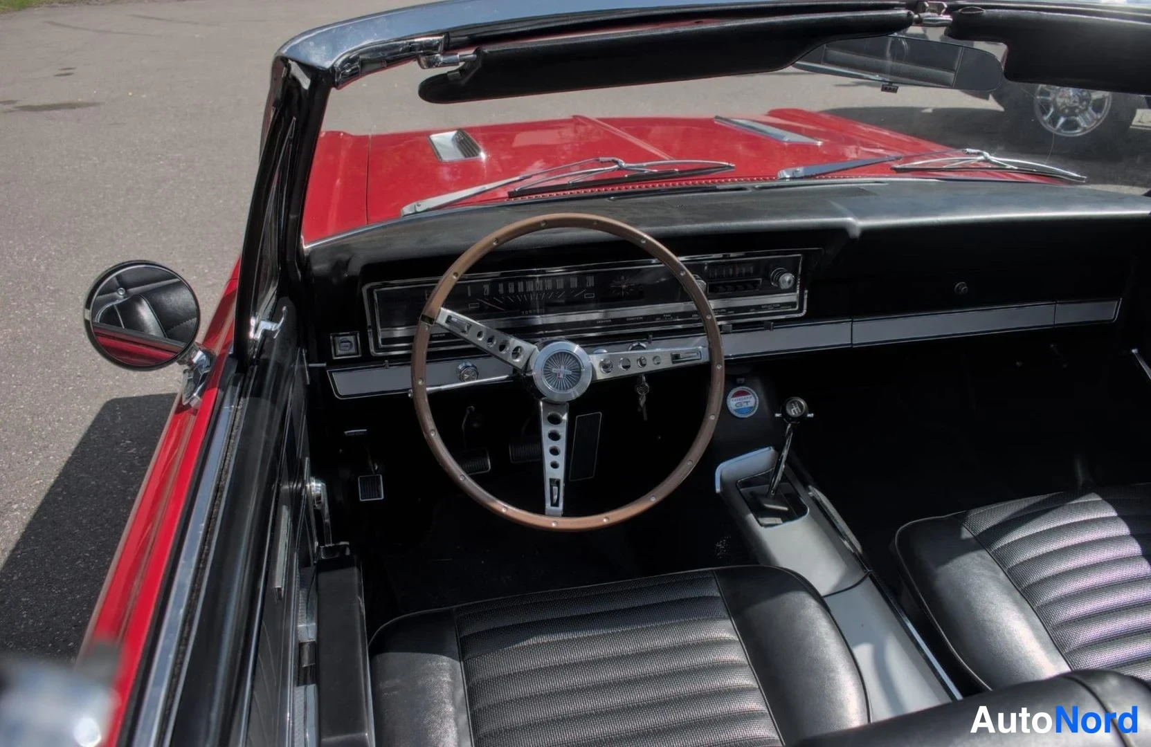 Punainen Ford Fairlane 1966, ohjaamo, kuva 10