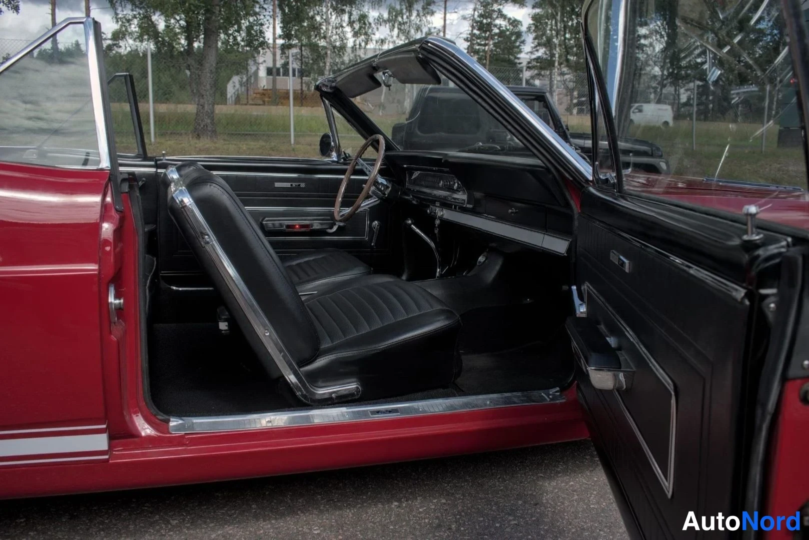 Punainen Ford Fairlane 1966, etuistuimet, kuva 12