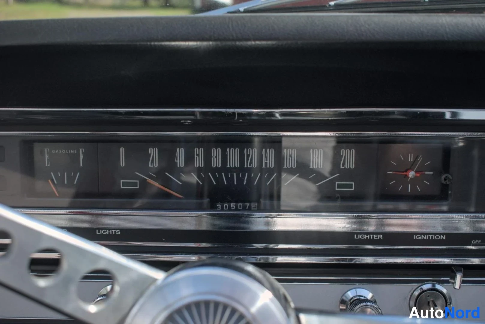 Punainen Ford Fairlane 1966, yksityiskohta, kuva 16