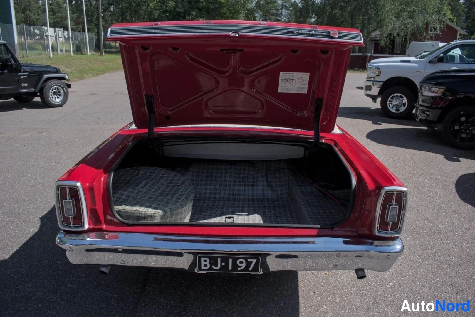 Punainen Ford Fairlane 1966, takaa, kuva 8
