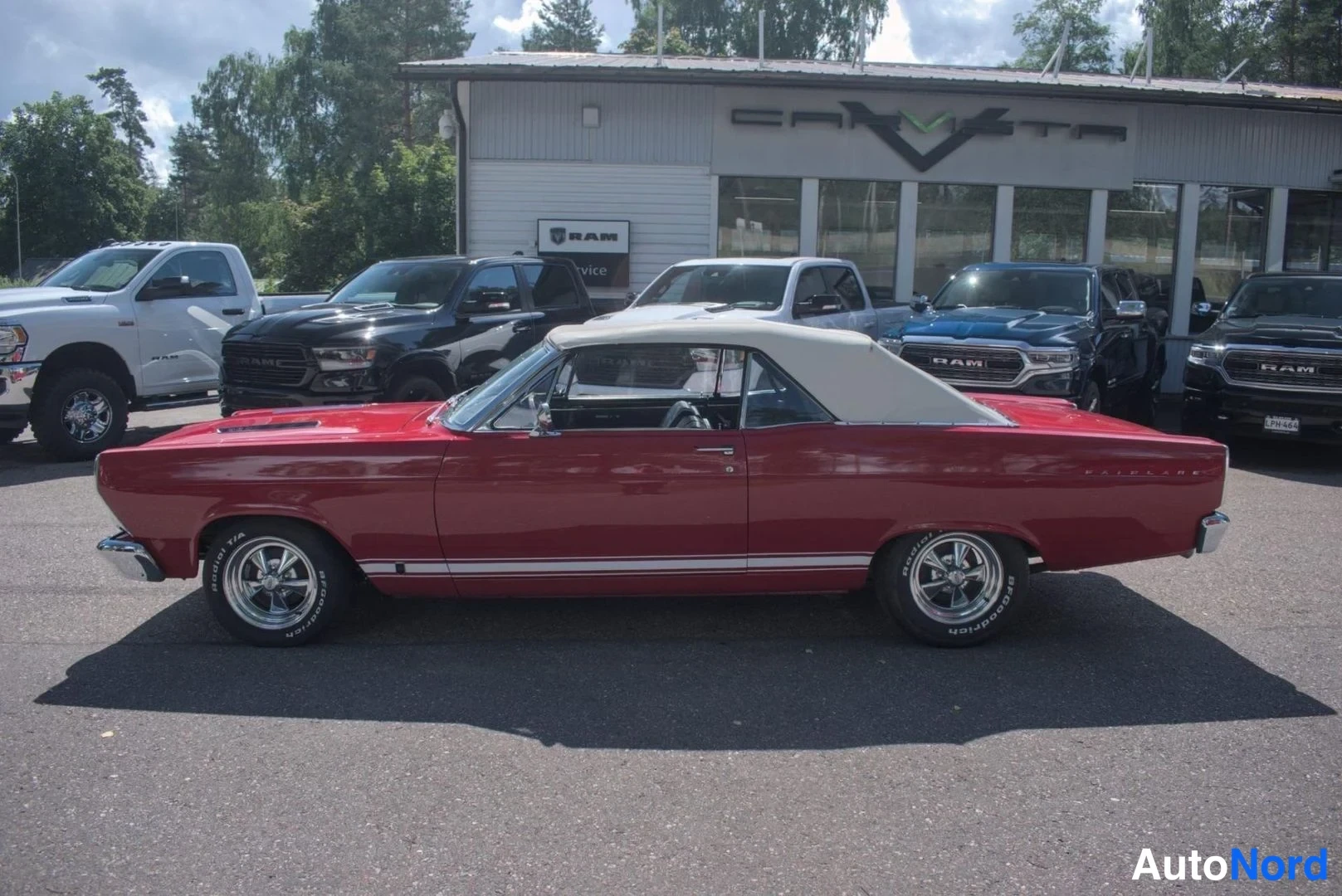 Punainen Ford Fairlane 1966, sivulta, kuva 5