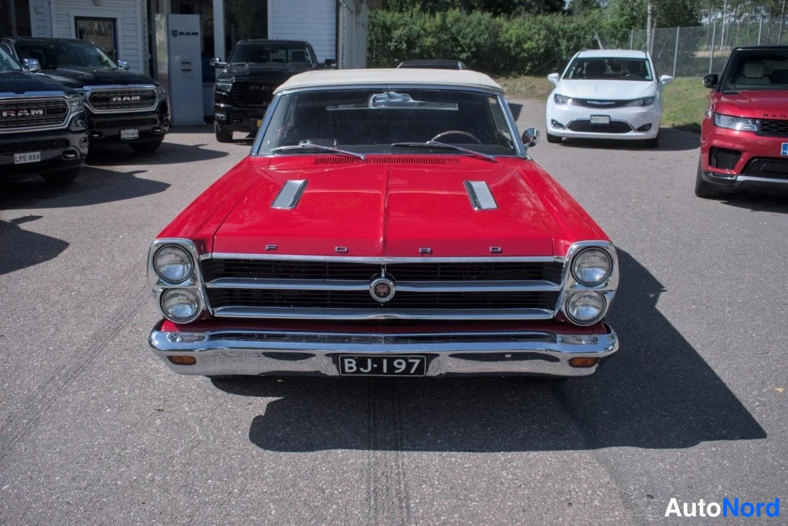 Punainen Ford Fairlane 1966, edestä, kuva 4