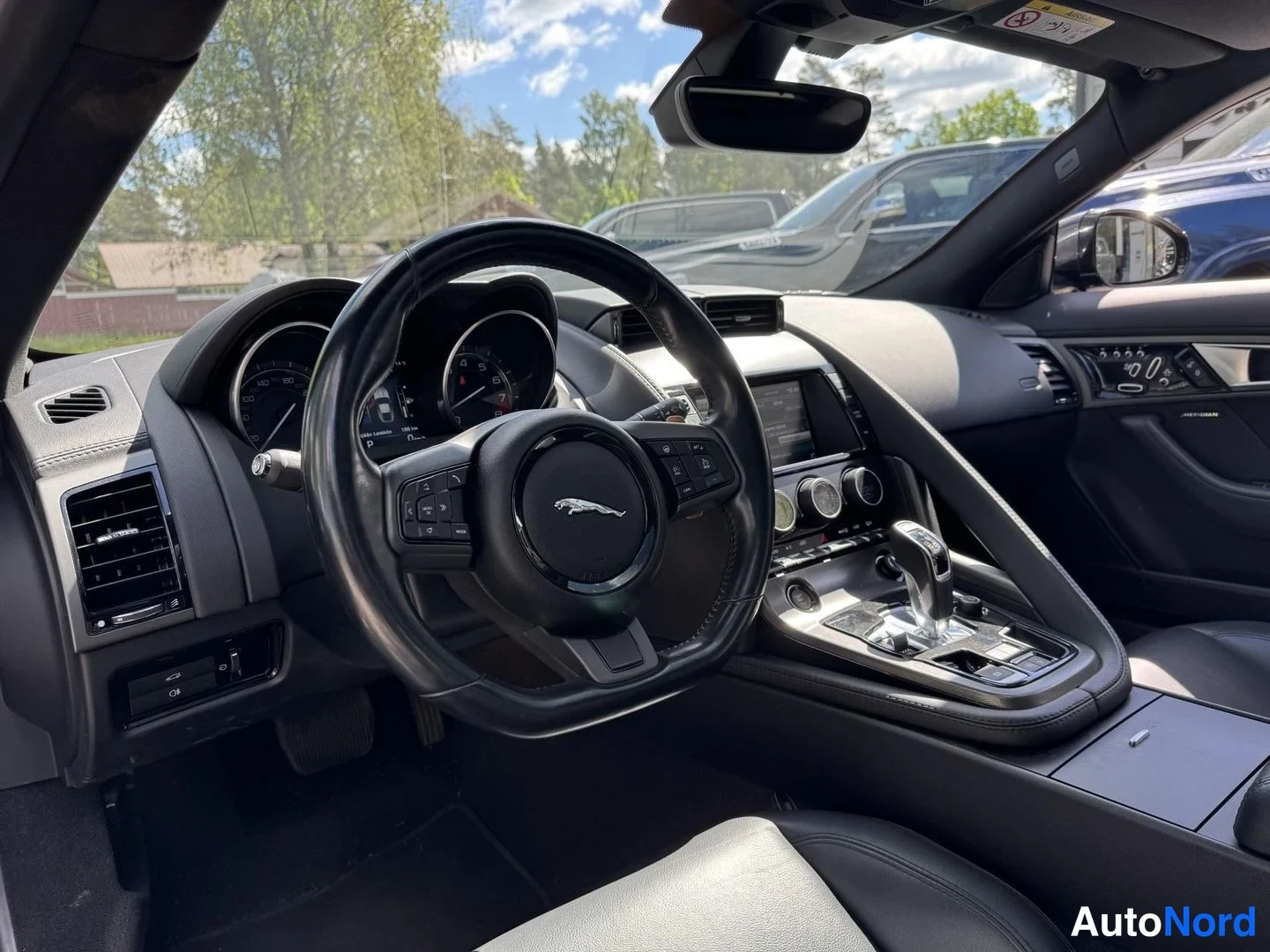 Harmaa Jaguar F-type 2015, ohjaamo, kuva 11