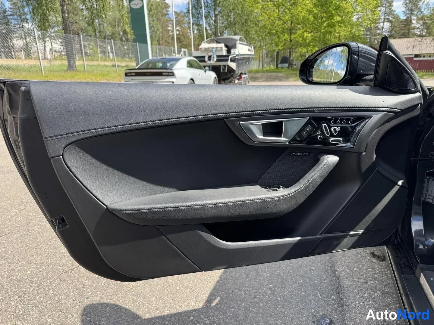 Harmaa Jaguar F-type 2015, yksityiskohta, kuva 18