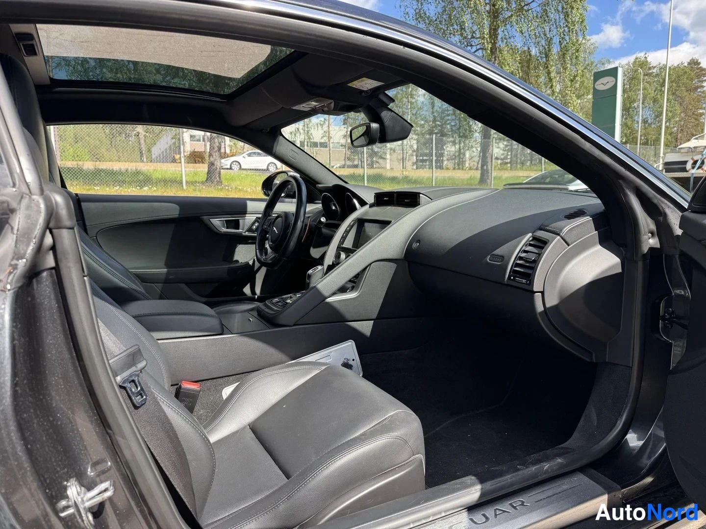 Harmaa Jaguar F-type 2015, ohjaamo, kuva 10