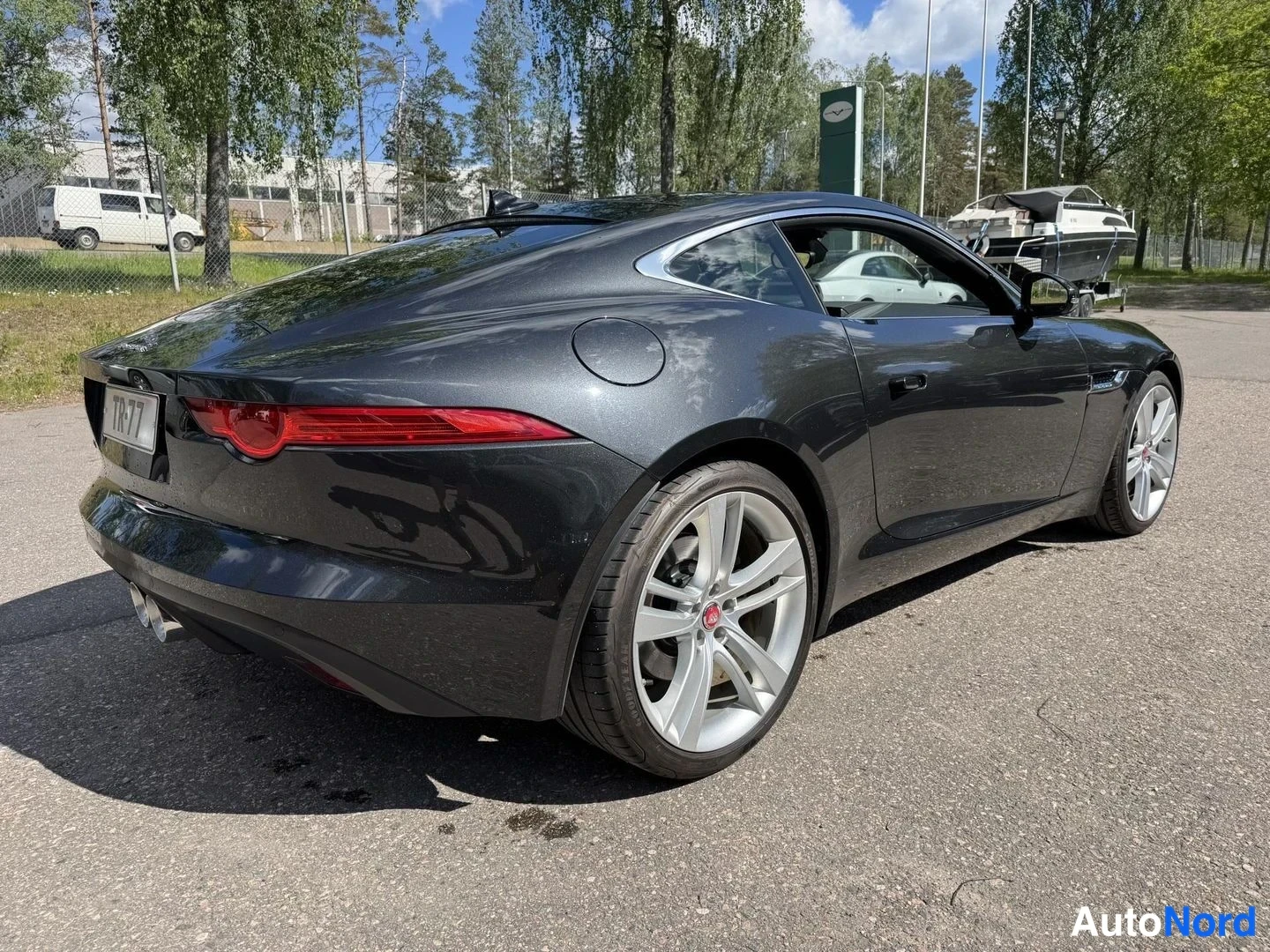 Harmaa Jaguar F-type 2015, takaviisto, kuva 6