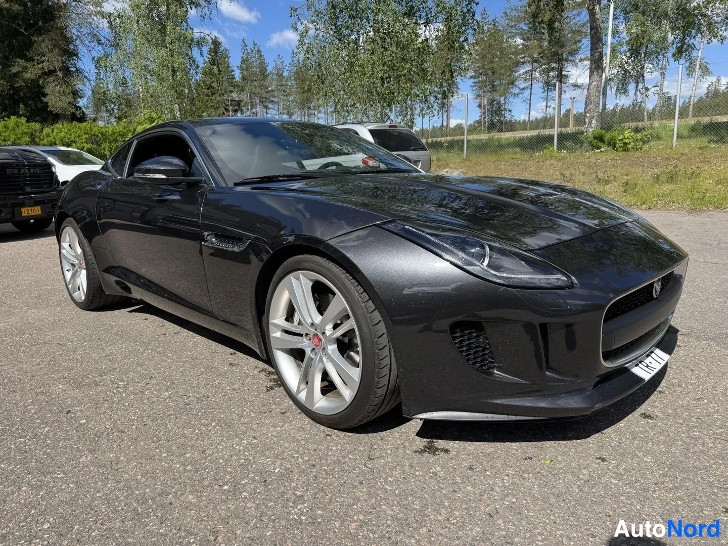 Harmaa Jaguar F-type 2015, etuviisto, keula oikealle, kuva 2