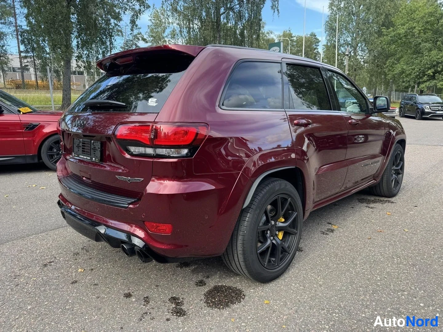 Punainen Jeep Grand Cherokee Trackhawk 2018, takaviisto, kuva 6