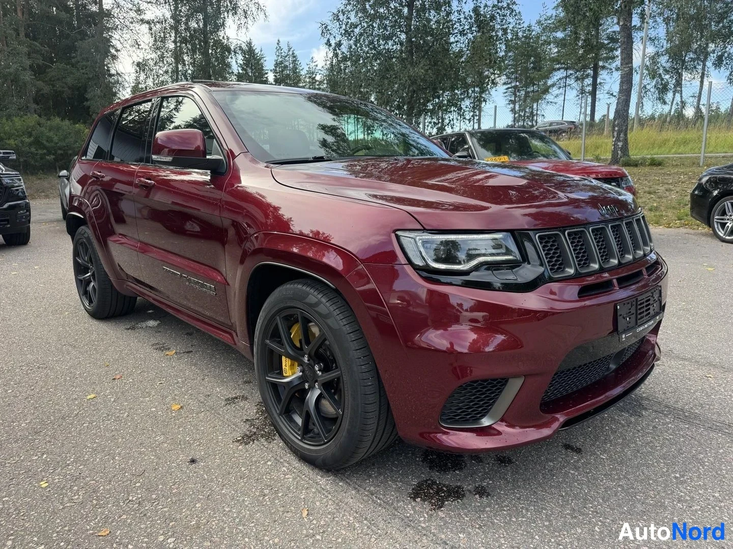 Punainen Jeep Grand Cherokee Trackhawk 2018, etuviisto, keula oikealle, kuva 2