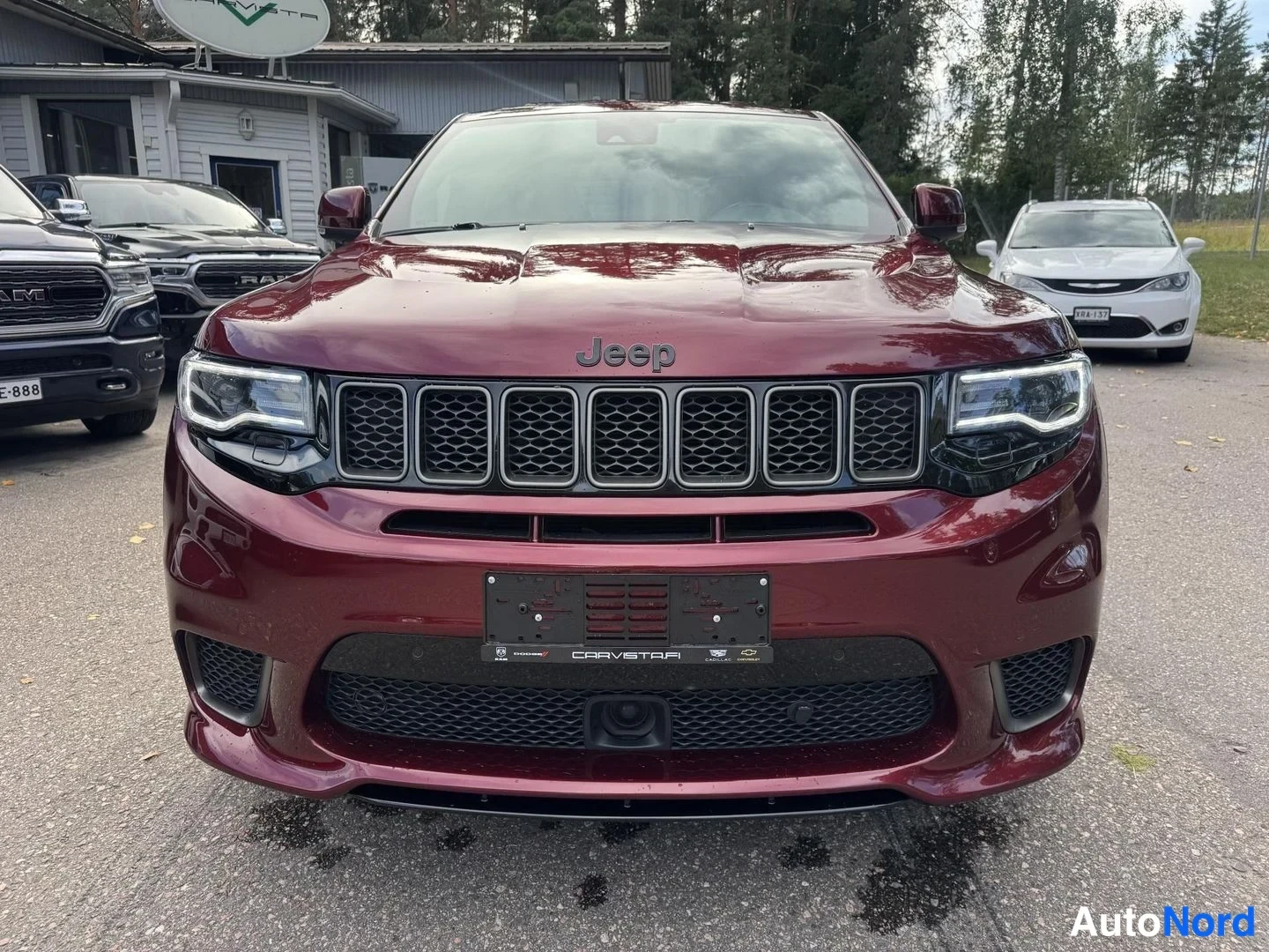 Punainen Jeep Grand Cherokee Trackhawk 2018, edestä, kuva 3