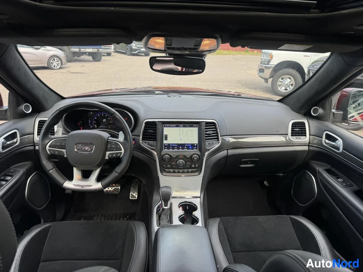 Punainen Jeep Grand Cherokee Trackhawk 2018, ohjaamo, kuva 8