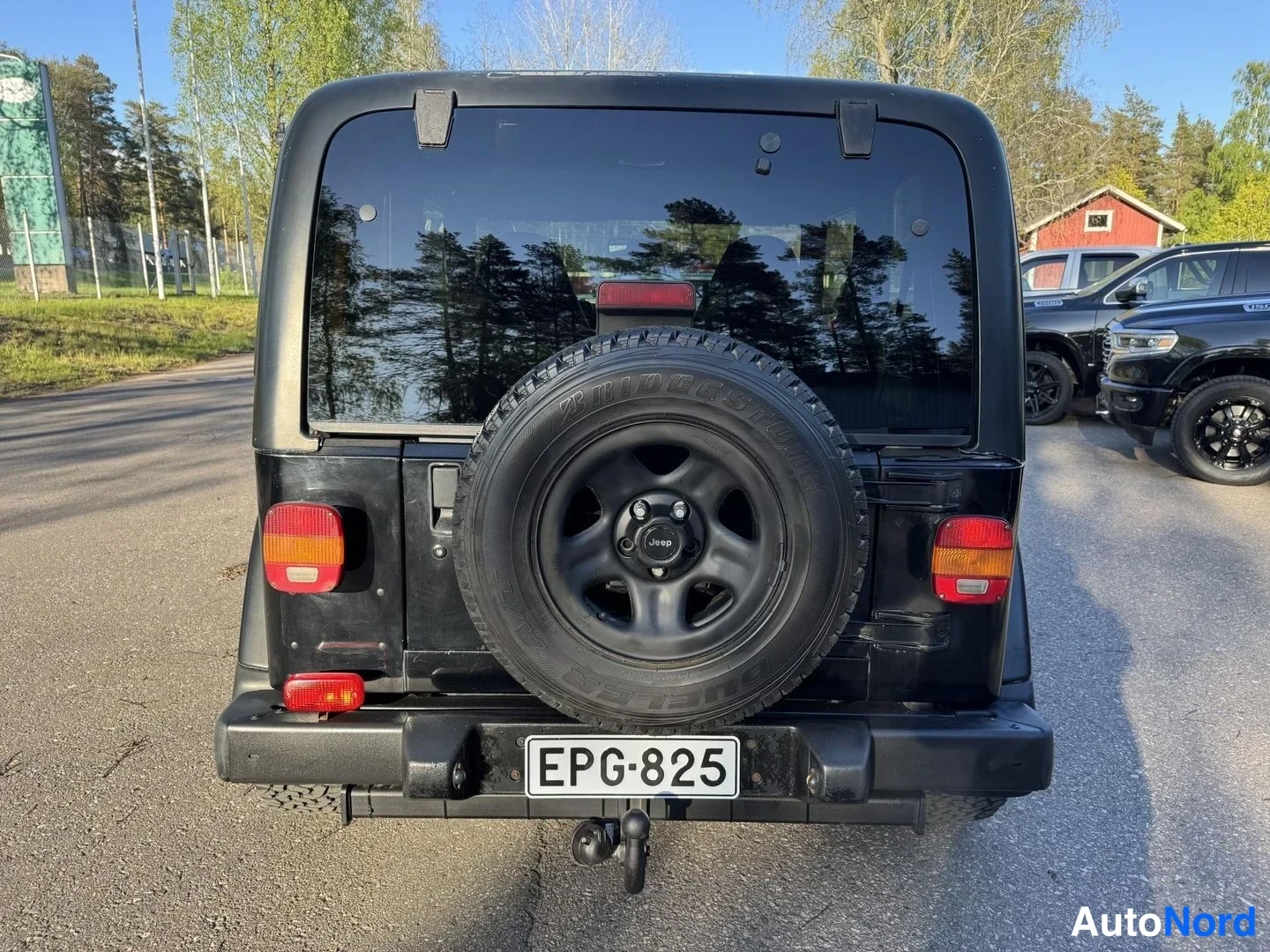 Musta Jeep Wrangler 2000, takaa, kuva 9