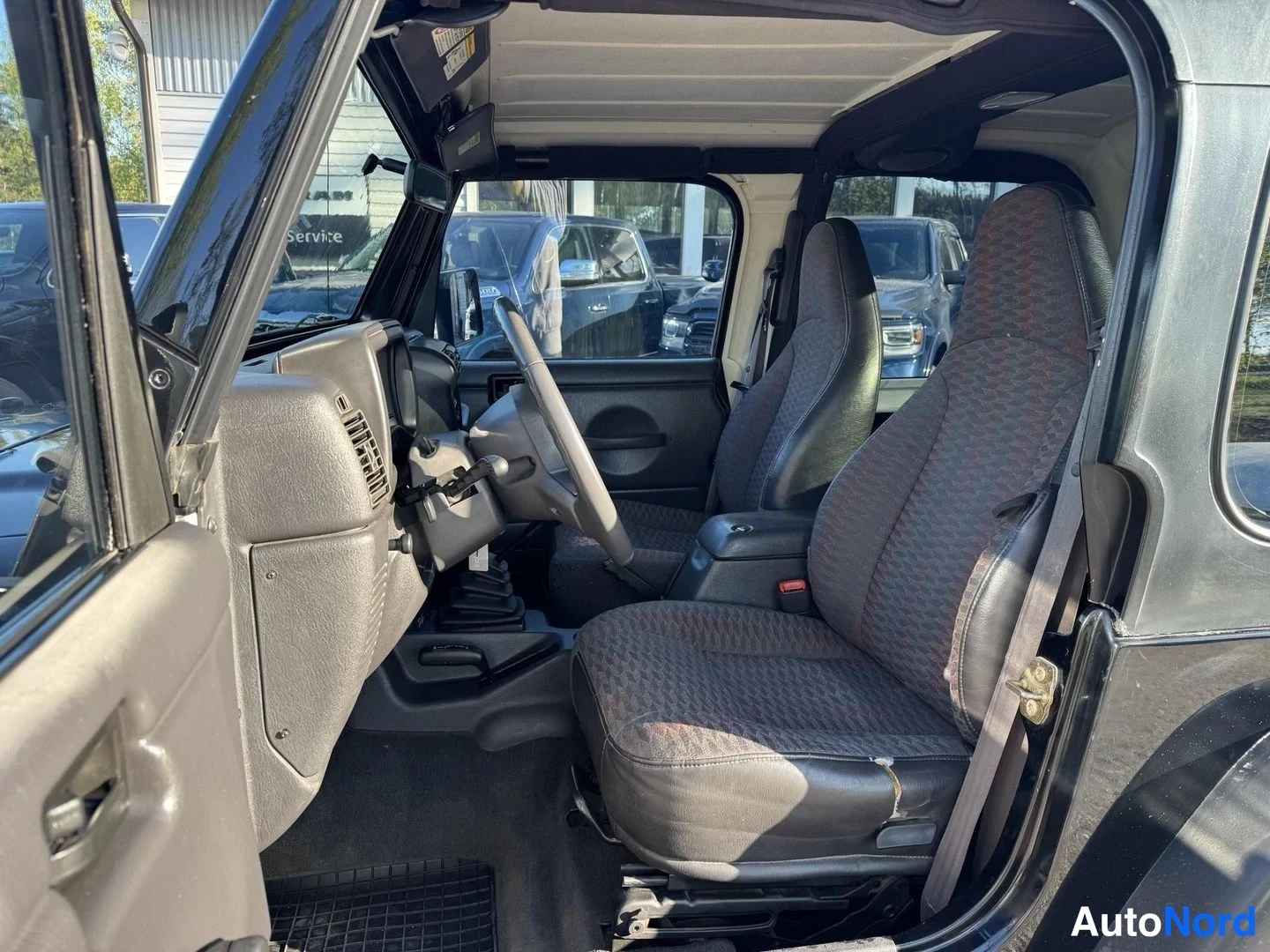 Musta Jeep Wrangler 2000, etuistuimet, kuva 13