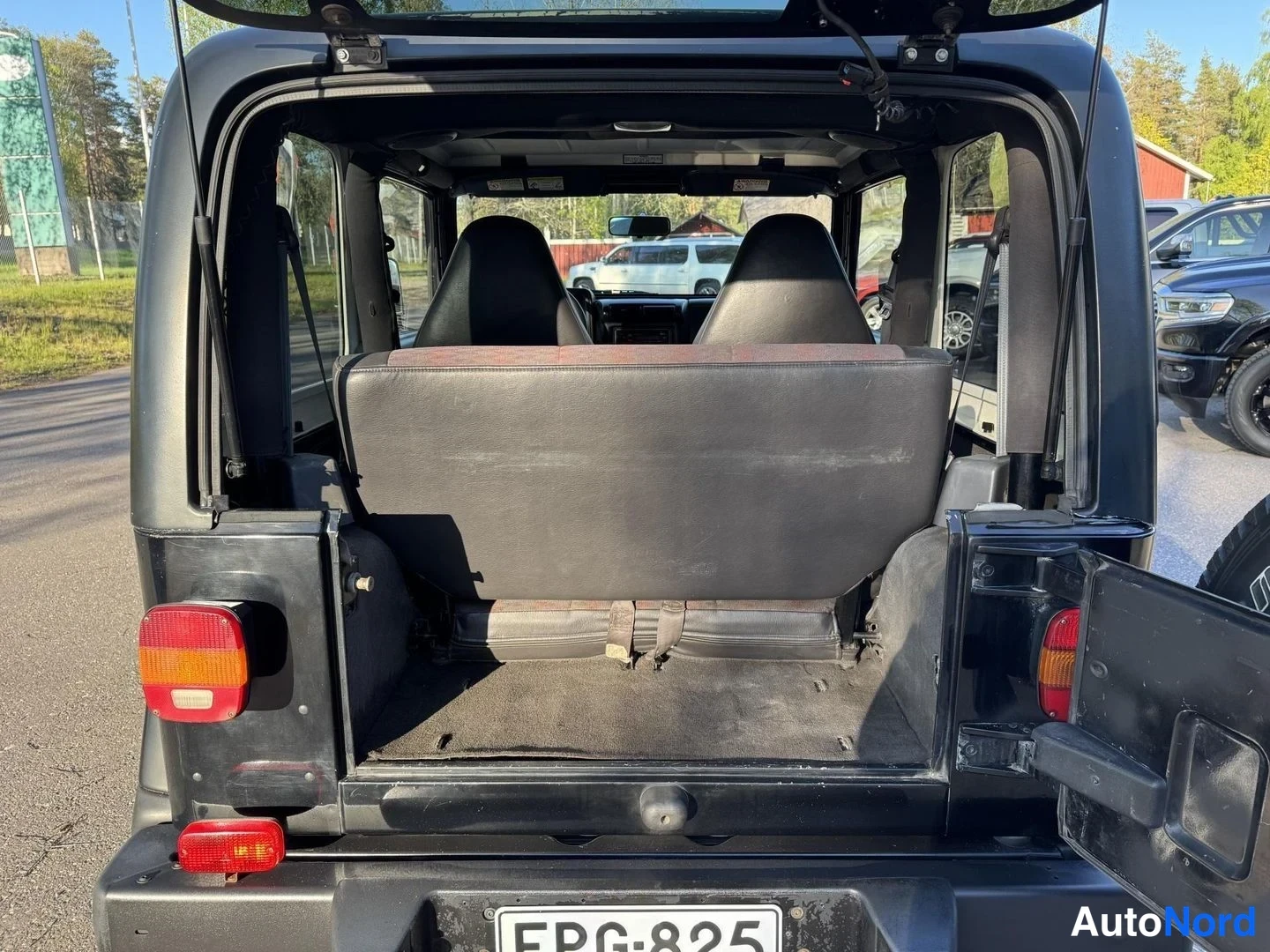 Musta Jeep Wrangler 2000, takaviisto, kuva 8