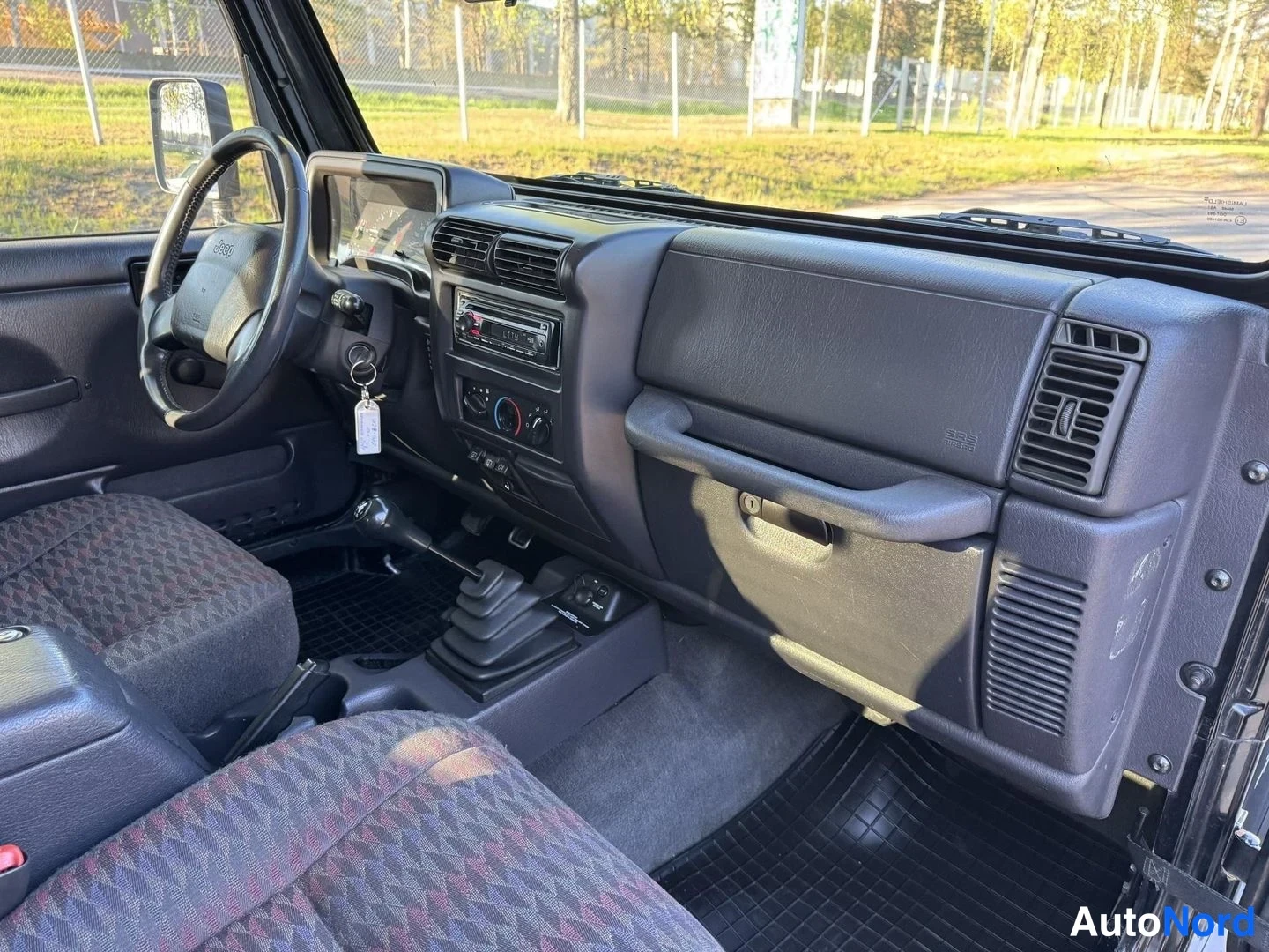 Musta Jeep Wrangler 2000, ohjaamo, kuva 12