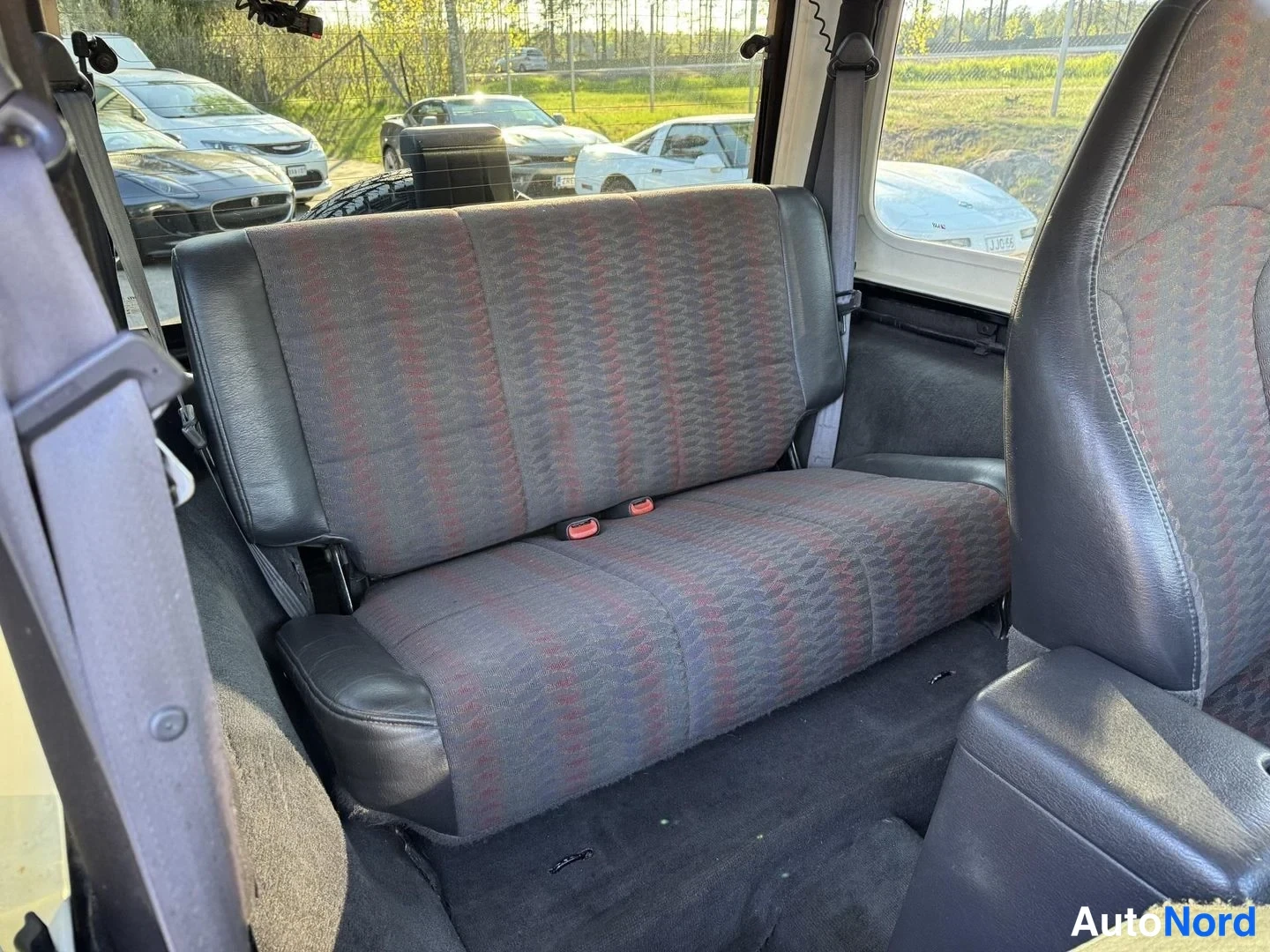 Musta Jeep Wrangler 2000, takaistuimet, kuva 17