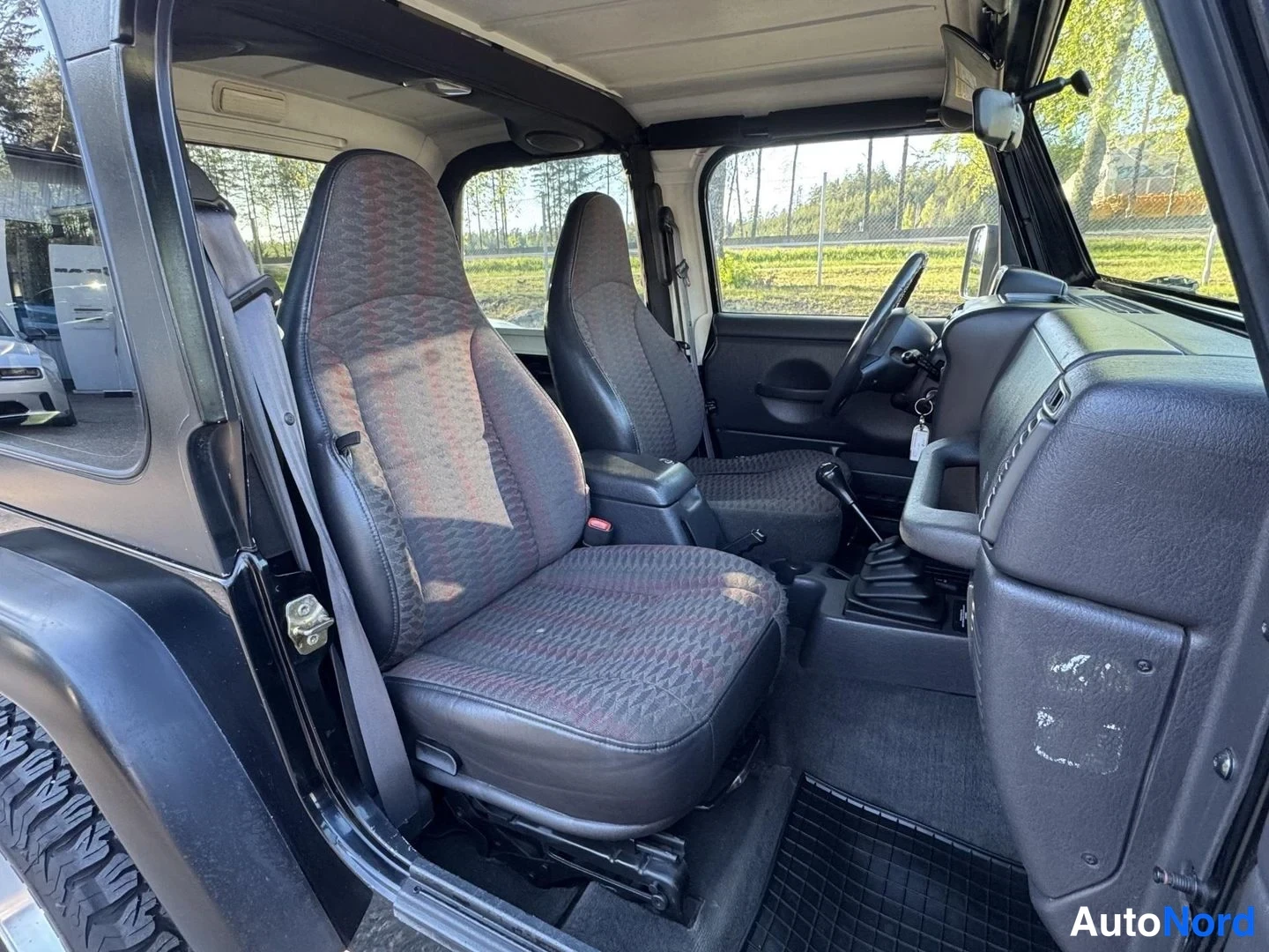 Musta Jeep Wrangler 2000, etuistuimet, kuva 15