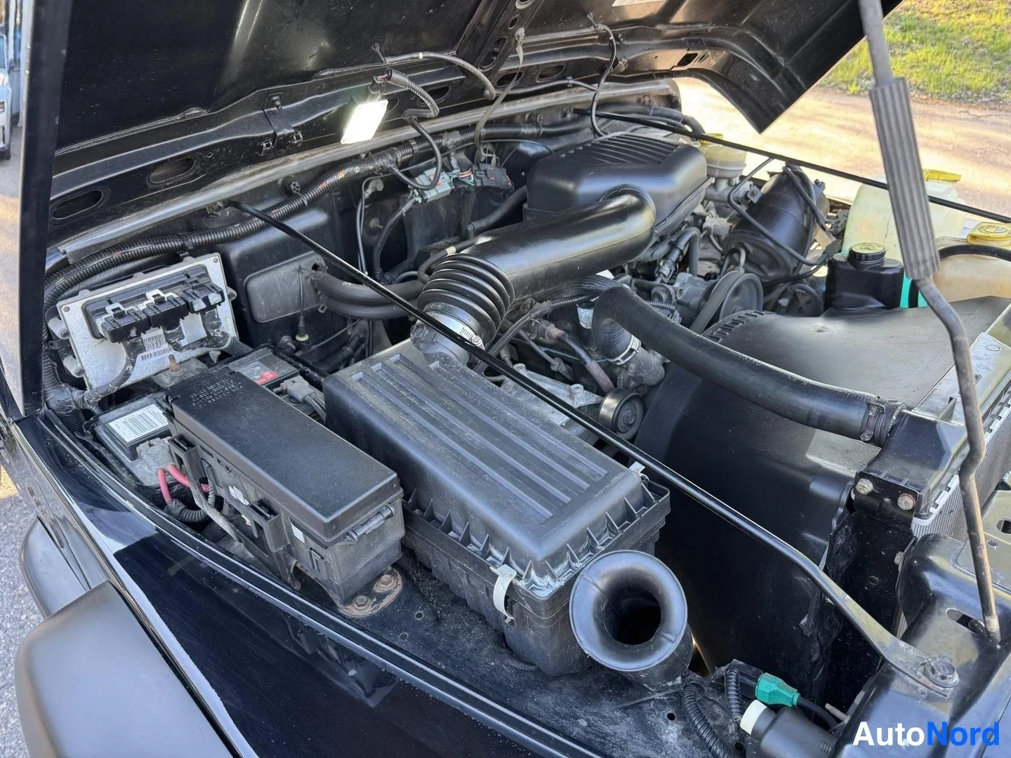 Musta Jeep Wrangler 2000, moottoritila, kuva 21