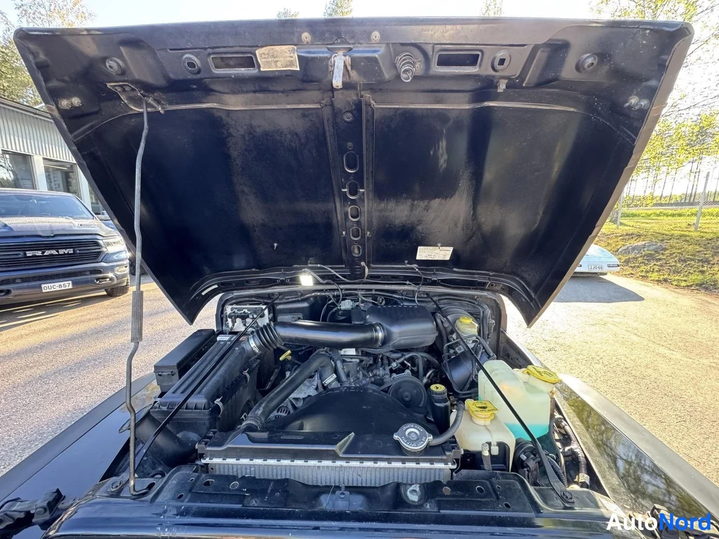 Musta Jeep Wrangler 2000, moottoritila, kuva 19