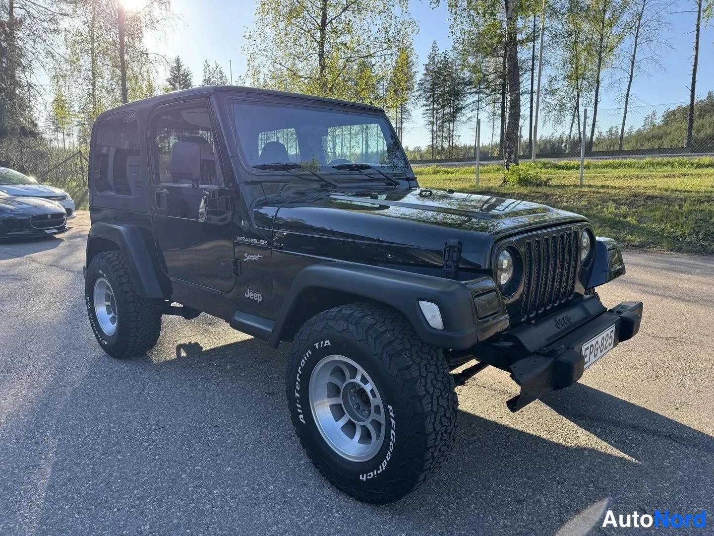 Musta Jeep Wrangler 2000, etuviisto, keula oikealle, kuva 2