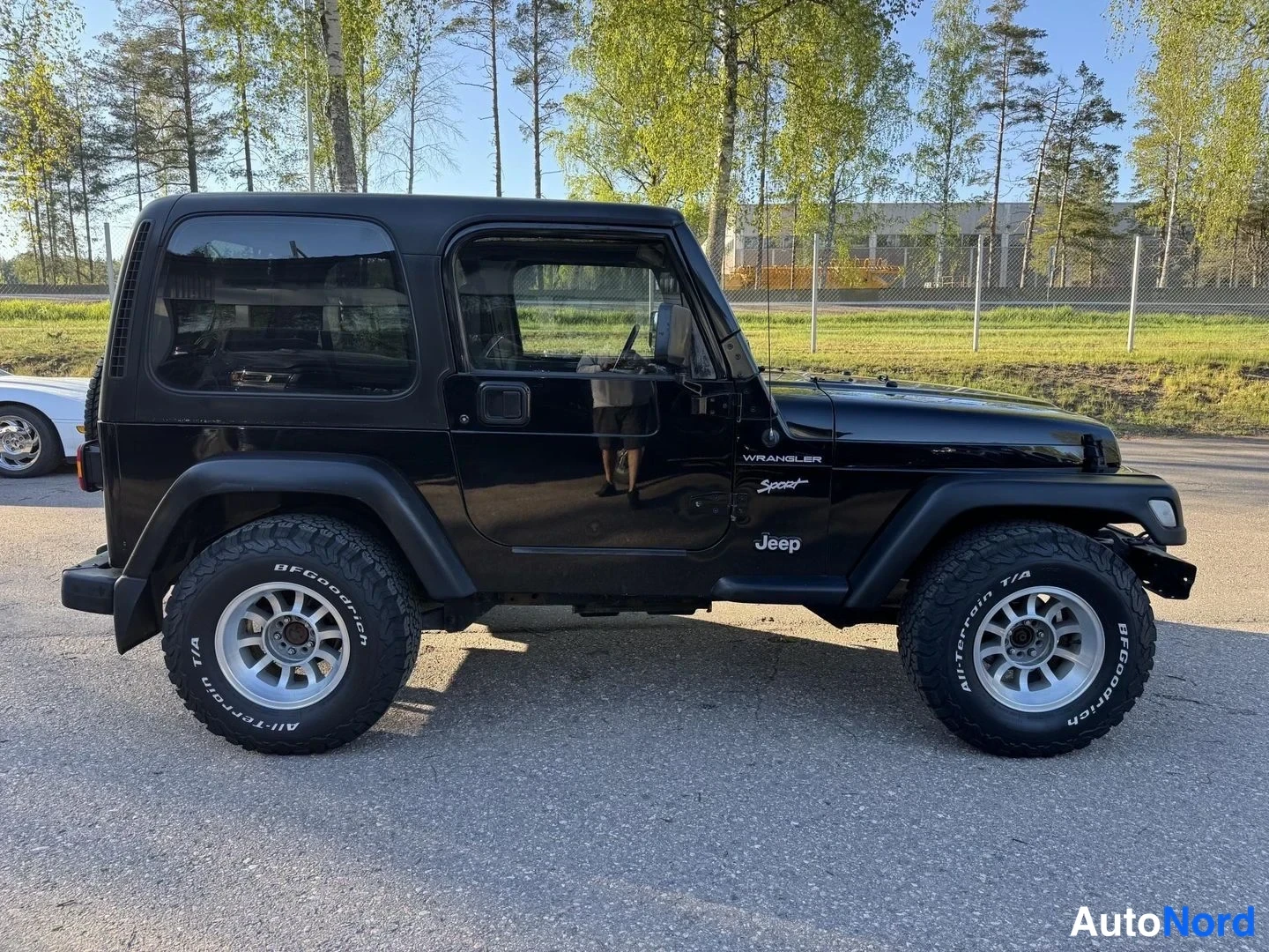 Musta Jeep Wrangler 2000, sivulta, kuva 5