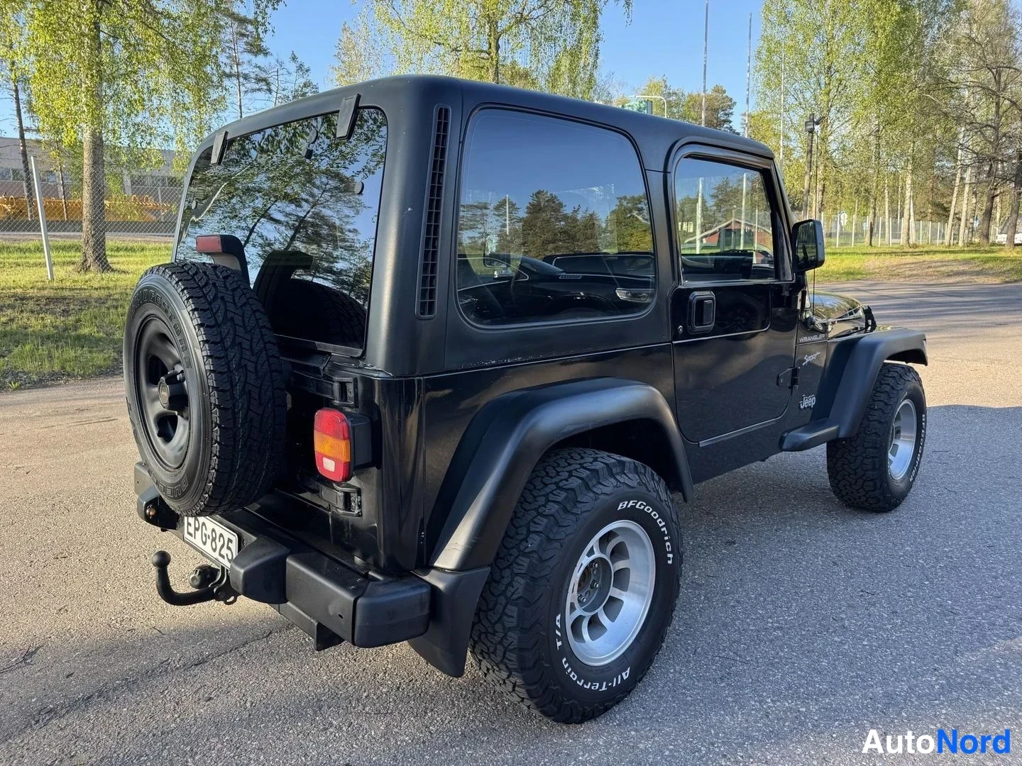 Musta Jeep Wrangler 2000, takaviisto, kuva 7