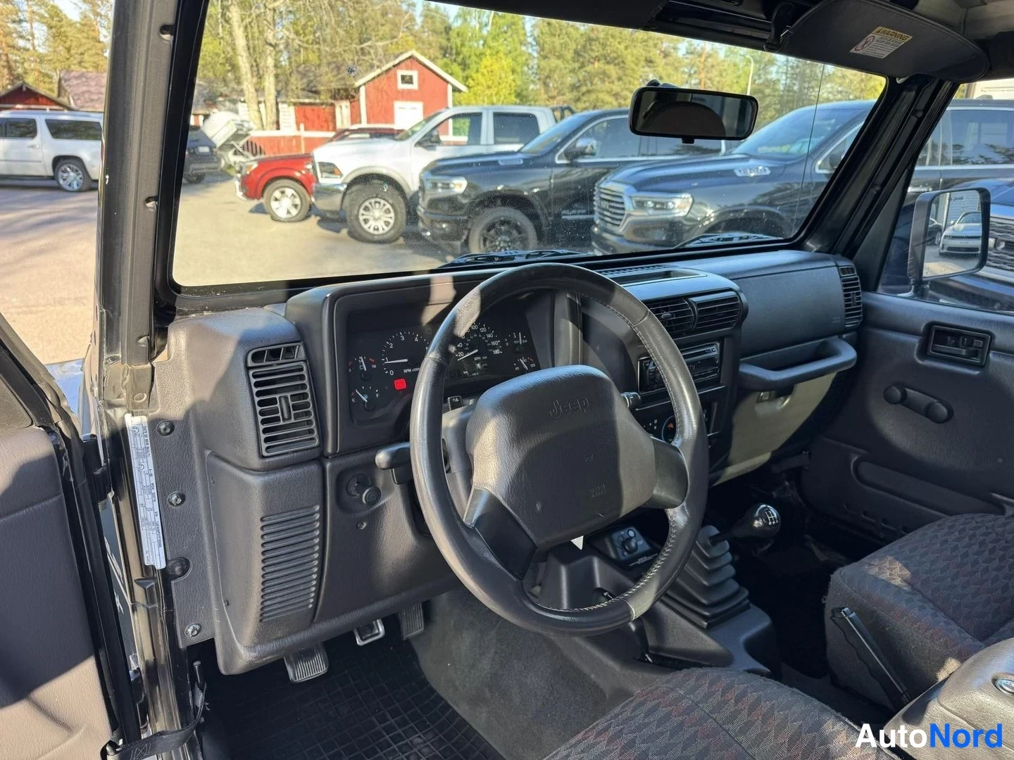 Musta Jeep Wrangler 2000, ohjaamo, kuva 11